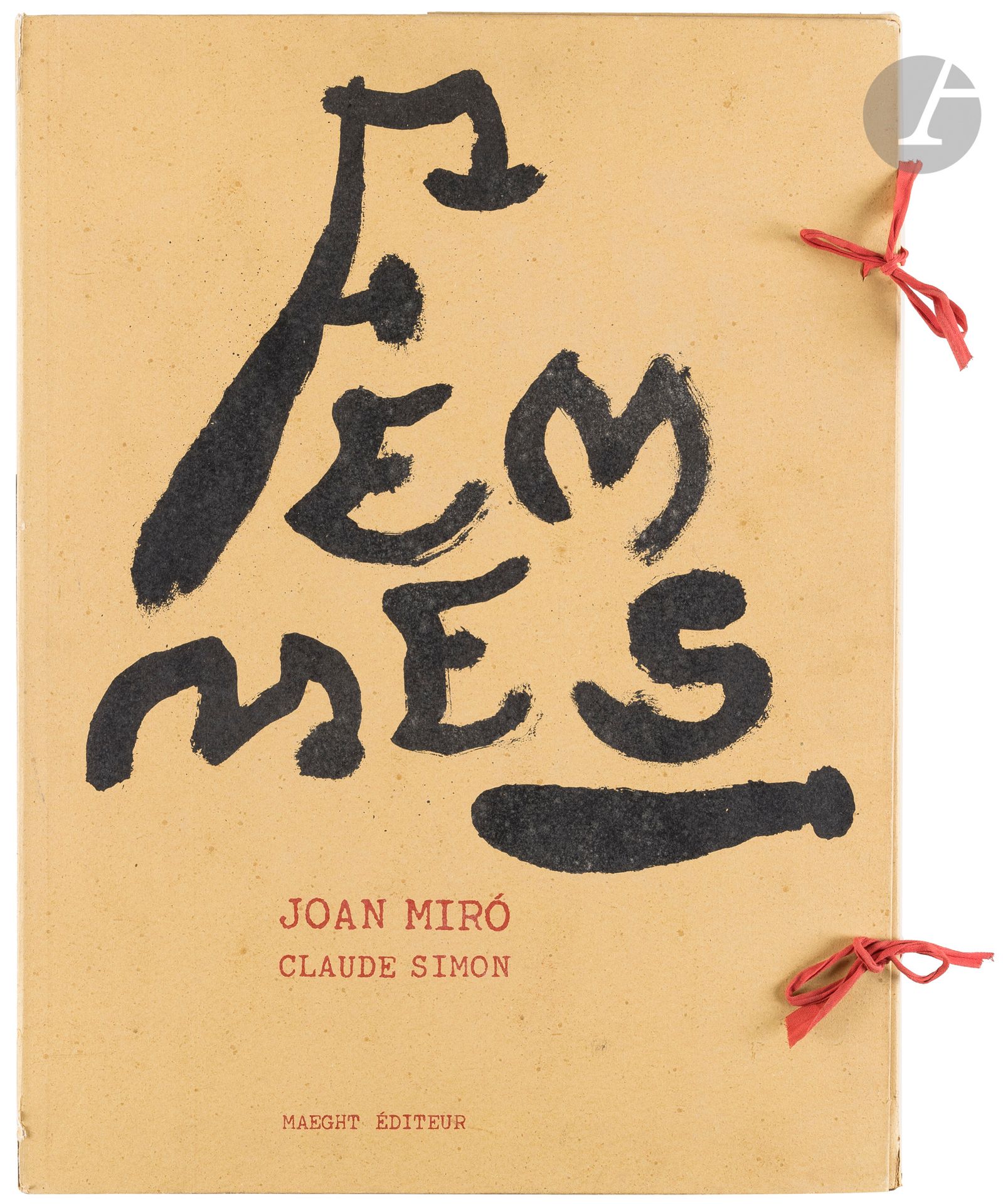 Joan Miró (1893-1983) (d’après) 
Simon (Claude). Femmes. Paris, Maeght éd., 1965. Un vol. grand in-fol. [460x620] contenant un titre, 6 feuillets de texte, un faux-titre, 23 planches lithographiées d’après des peintures sur toile de jute de Miró et l’achevé d’imprimer. Exemplaire ordinaire non signé. Chemise rempliée de vélin jaune moutarde et portefeuille cartonné imprimé sur le 1er plat. 
 Le texte constitue l’édition originale du texte de Claude Simon, inspiré d’une série de peintures de Miró sur toile de jute. Il sera publié en 1983 aux éditions de Minuit sous le titre La Chevelure de Bérénice.