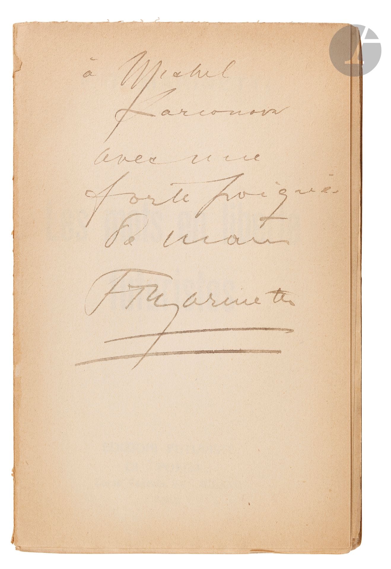MARINETTI (Filippo Tommaso).
Les Mots en liberté futuristes.
Milan: Poesia, 1919. —In-12, 194x127: 107 pp., (4 ff.), couverture imprimée. Broché.

Édition originale de ce célèbre ouvrage de Marinetti, que l’on peut considérer comme étant la somme des recherches futuristes sur l’écriture. Elle comprend 4 feuillets dépliants inclus dans la pagination.
EXEMPLAIRE DU PEINTRE, DÉCORATEUR ET COSTUMIER RUSSE MIHAIL FEDOROVIČ LARIONOV (1881-1964), fondateur du «Rayonnisme», enrichi de cet envoi autographe signé de l’auteur sur le premier feuillet:
à Michel // Larionov // avec une // forte poignée // de main // FTMarinetti
Larionov était également l’époux de la peintre de l’avant-garde russe Natalija Sergeevna Gontcharova (1881-1961), avec laquelle il s’installa en France en 1914.
Premier plat de couverture défait, manque à un coin.