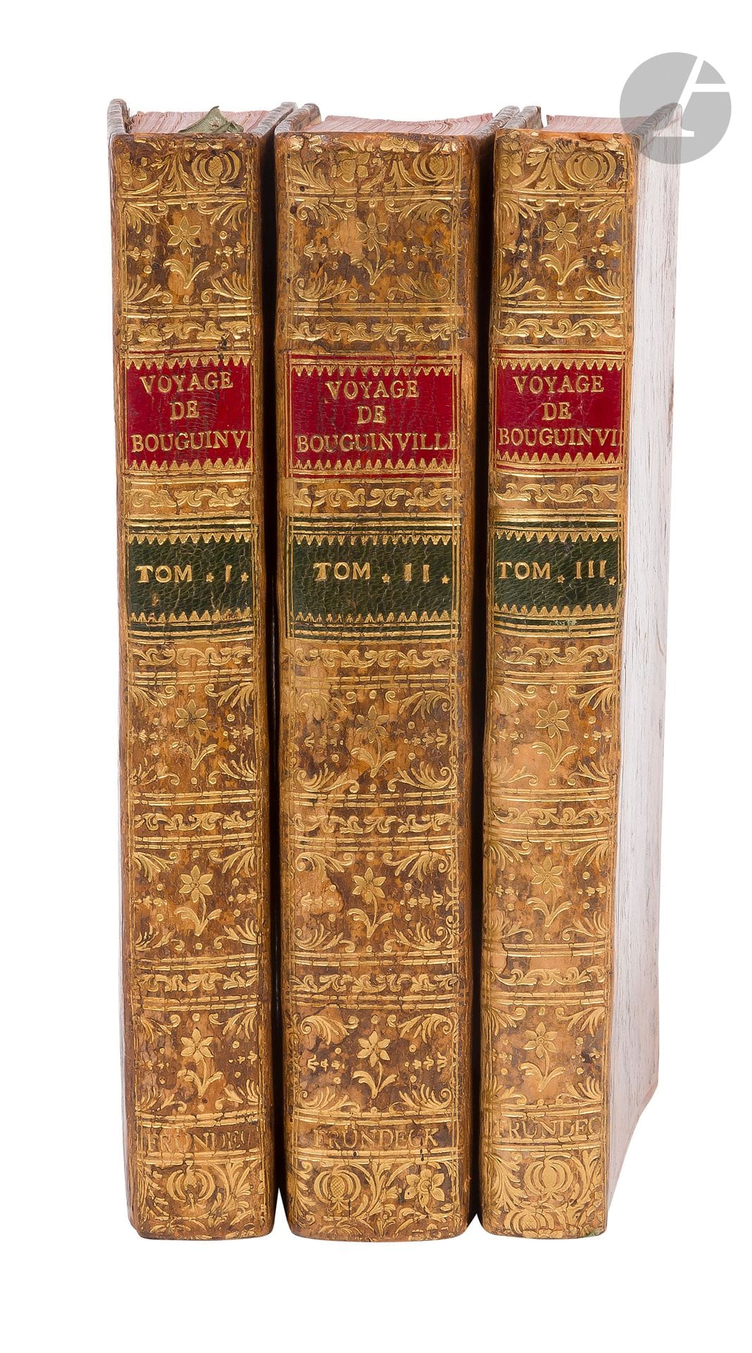 BOUGAINVILLE (Louis Antoine de).
Voyage autour du monde, par la frégate du roi la Boudeuse, et la flûte l’Étoile; En 1766, 1767, 1768 & 1769. — Supplément au voyage de M. de Bougainville; ou journal d’un voyage autour du monde, Fait par MM. Banks & Solander, Anglois, en 1768, 1769, 1770, 1771. Traduit de l’Anglois, par M. de Fréville.
Paris: Saillant & Nyon, 1772. —2 ouvrages en 3 volumes in-8, 196x125: (4 ff.), xliij, 336 pp., 6 cartes; (2 ff.), 453 pp., (1 f.), 15 cartes, 3 planches; (1 f.), xvj, 362 pp., (2 ff.). Veau marbré, dos lisse orné, tranches rouges (reliure de l’époque).

Seconde édition en partie originale, parue la même année que la première, de la relation du premier voyage scientifique autour du monde réalisé par un navire sous pavillon du roi de France.
Cette circumnavigation dura de novembre 1766 à mars 1769. Il s’agissait pour Bougainville de traverser le Pacifique entre le détroit de Magellan et les Philippines et de revenir par l’océan Indien. Y participèrent également l’astronome Pierre-Antoine Véron qui était chargé de déterminer la longitude des lieux découverts, l’ingénieur Charles Routier de Romainville qui devait les cartographier, et le botaniste Philibert Commerson dont la mission était d’identifier des plantes nouvelles, il découvrit notamment au Brésil la fleur qui sera nommée «bougainvillée». Y furent découverts également les atolls de Vahitahi et Akiaki. Mais le voyage et le récit de Bougainville permirent surtout une meilleure connaissance géographique de l’Océanie et l’enrichissement des collections naturalistes.
L’édition est illustrée de 21 cartes et plans hors texte et de 3 planches. On trouve à la fin du second volume le «Vocabulaire de l’île Taiti (sic)».
Exemplaire complet du troisième volume proposant la traduction française du Journal d’un voyage autour du monde fait par Joseph Banks et Daniel Charles Solender entre 1768 et 1771, présenté sur le titre comme un Supplément au voyage de M. de Bougainville. La relation est suivie d’un «Vocabulaire abrégé de la langue de l’île Otahiti», d’une «Lettre de M. de Commerson à M. de La Lande» sur Madagascar, et d’une lettre «Au sujet de la possibilité d’un passage de la mer du Nord ou Océan atlantique, dans la mer du Sud ou pacifique, par les mers septentrionales».
Ce volume n’est pas illustré. Le titre est ici un titre de relais, rapporté à l’époque.
Bel ensemble en reliures uniformes de l’époque portant au bas du dos le nom de «Fründeck»en lettres dorées.
Exemplaire très bien conservé. Taches d’encre aux pages 301 à 304 dans le premier volume. Galeries de vers dans la marge inférieure des derniers feuillets du tome 2, sans gravité.
Provenance:
Fründeck, avec le nom doré au bas des dos.
