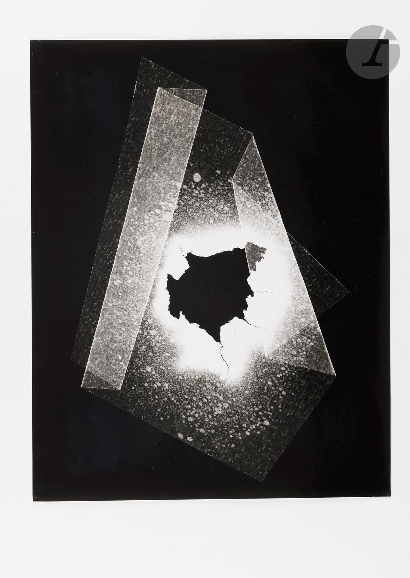 VILLERS (André) - BUTOR (Michel).
Pliages d’ombres.
S.l., [1977]. —In-plano, 505x408: (3 ff.), 5 photographies. En feuilles, emboîtage en carton de l’éditeur.

Édition originale très rare du poème de Michel Butor, accompagné de 5 grandes photographies originales d’André VILLERS (1930-2016), toutes numérotées et signées par le photographe au verso.
Villers était un proche ami de Pablo Picasso avec qui il publia l’ouvrage Diurnes en 1962. Ayant fait de nombreux portraits d’artistes et d’écrivains, il expérimenta très vite d’autres façons de faire de la photographie.
Cet ouvrage est le fruit de l’une de ces expérimentations et comprend 5 photographies conçues à partir de papier calque ou de cigarette, plié, brûlé et utilisé en négatif. Elles sont accompagnées d’un poème de Michel Butor que l’artiste rencontra en 1972 par l’intermédiaire du peintre Cesare Peverelli et dont c’est la première collaboration.
Tirage limité à 95 exemplaires sur vélin d’Arches numérotés et signés par l’auteur et le photographe à la justification. Celui-ci est l’un des 20 premiers accompagnés d’un pastel original signé d’André Villers.
Exemplaire très bien conservé.