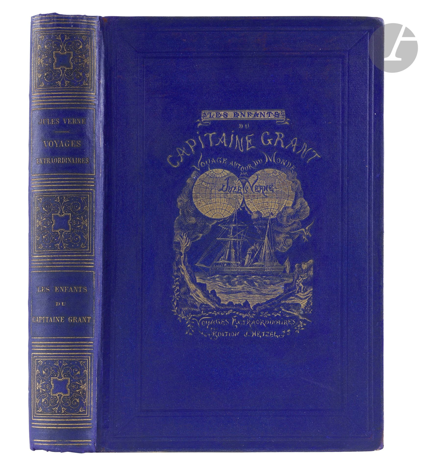 VERNE (Jules).
Les Enfants du capitaine Grant. Voyage autour du monde.
Paris: Bibliothèque d’éducation et de récréation J. Hetzel, [1898-1899]. —In-8 triple, 266x178: (2 ff.), 624 pp. Cartonnage personnalisé en percaline violette, tranches dorées (Magnier).

Première édition illustrée, ornée de 176 compositions d’Édouard Riou gravées par Pannemaker.
Exemplaire en cartonnage éditeur personnalisé en percaline violette portant les mentions «Les Enfants / du / capitaine Grant / Voyage autour du Monde / par / Jules Verne / Voyages Extraordinaires / Edition J. Hetzel» avec, au centre, une vignette représentant le Duncan voguant ainsi qu’un paysage côtier, où marche un personnage, et un planisphère. Gardes beige-mauve.
Cartonnage restauré et remonté. Restaurations aux premières gardes.