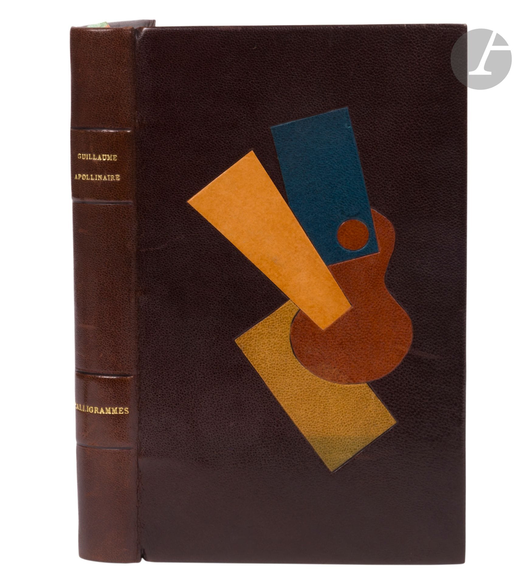APOLLINAIRE (Guillaume).
Calligrammes. Poèmes de la paix et de la guerre (1913-1916). Ondes - Étendards - Case d’Armons - Lueurs des tirs - Obus couleur de lune - La tête étoilée.
Paris: Mercure de France, 1918. — In-8, 221x136: 205 pp., (1 f. blanc), couverture imprimée. Chagrin brun foncé, premier plat orné d’une composition cubiste mosaïquée de chagrin olive, havane et bleu, et de box blond, dos lisse, tête dorée, non rogné, couverture et dos conservés (reliure moderne d’après une maquette d’Oscar Gauthier).

Édition originale du second grand recueil poétique d’Apollinaire, contenant ses plus beaux poèmes de guerre composés entre 1912 et 1917, illustrée d’un portrait de l’auteur gravé sur bois par Jaudon d’après Picasso.
Exemplaire portant la mention fictive de «Deuxième édition», celui-ci numéroté 1527. L’achevé d’imprimer est bien daté du 15 avril 1918.
Intéressante reliure moderne ornée d’un décor de style cubiste. Une note sur le premier feuillet blanc nous informe qu’elle a été réalisée en décembre 1974 d’après une maquette spécialement faite par le peintre Oscar Gauthier (1921-2009) qui avait notamment été l’élève d’Othon Friesz.
Exemplaire très bien conservé. Le papier n’est pas abîmé, ni cassant.