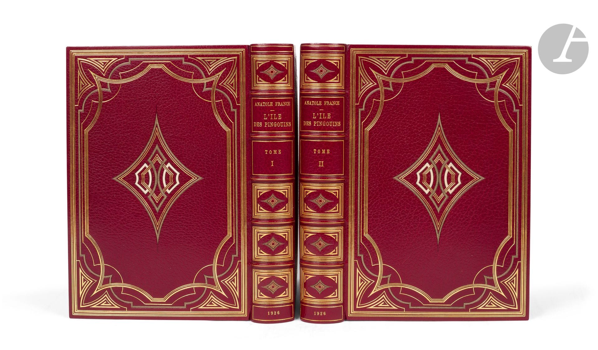 JOU (Louis) - FRANCE (Anatole).
L’Île des pingouins.
Paris: Lapina, 1926. — 2 volumes in-4, 310x206: (4 ff. 2 premiers blancs), X, 167 pp., (5 ff. 2 derniers blancs), 7 planches, couverture imprimée; (3 ff. blancs), pp. (169)-379, (7 ff. 3 derniers blancs), 5 planches, couverture imprimée. Maroquin bordeaux, plats ornés d’un joli décor composé d’un encadrement fait de filets dorés droits et courbes ainsi que d’un listel de maroquin gris lobé aux angles, et d’une composition en losange aux bords incurvés au centre, composé de listels de maroquin blanc et gris et de filets dorés, dos à nerfs orné dans le même esprit, encadrement de maroquin bordeaux à l’intérieur, orné de 8 filets dorés, doublures et gardes de soie moirée bleue, doubles gardes, tranches dorées sur témoins, couverture et dos conservés, chemise à dos et bandes à recouvrement de maroquin bordeaux, étui (Semet et Plumelle).

Charmante édition tirée à 535 exemplaires, illustrée de 131 bois en couleurs dans le texte et de 20 pointes-sèches originales, dont 12 hors texte et 8 à pleine page, de Louis JOU (1882-1968).
Précieux exemplaire, UN DES 10 PREMIERS SUR VIEUX JAPON, contenant deux aquarelles originales ayant servi à l’illustration, un cuivre barré, deux états supplémentaires des pointes sèches, une suite des cuivres barrés et une suite complète des bois en couleurs. Toutes les suites sont ici sur japon.
Les deux dessins sont ceux ayant servi à l’illustration du bandeau de la page 15 et du cul-de-lampe de la page 36 dans le premier volume. Le cuivre barré, incorporé dans le premier plat du premier étui, est celui figurant à la page 223 du second volume.
Très bel exemplaire dans une élégante reliure mosaïquée de Semet et Plumelle.
Chemise et étui du premier volume fragiles. Chemise du second volume manquante.