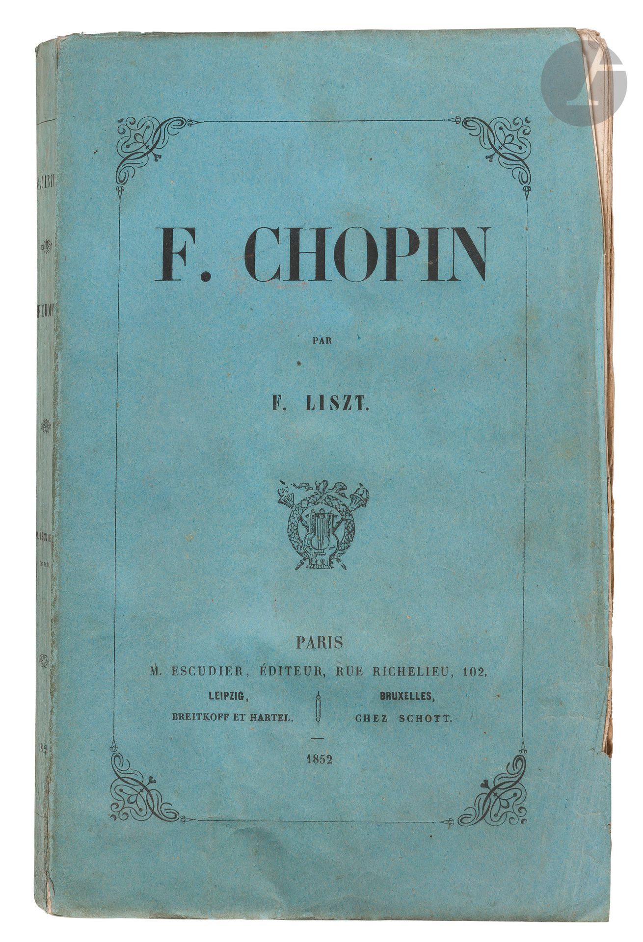LISZT (Franz).
F. Chopin.
Paris: M. Escudier; Leipzig: Breitkoff et Hartel; Bruxelles: Schott, 1852. —In-8, 225x141: (2 ff.), 206 pp., (1 f.), couverture imprimée. Broché, non rogné.

Édition originale de cette biographie rare et recherchée du compositeur Frédéric Chopin (1810-1849) par l’un ses admirateurs et amis, l’excellent compositeur Franz Liszt (1811-1896).
Chopin a toujours affirmé que personne ne jouait mieux ses études pour piano que son ami Franz Liszt, il lui dédia même son opus 10 qu’il commença à l’âge de 19 ans en 1829 et qu’il termina en 1832.
Exemplaire broché, tel que paru, condition particulièrement désirable.
Quelques salissures sans gravité à la couverture, déchirure de 4 centimètres à une charnière. Rousseurs éparses.
Provenance:
étiquette ancienne (1972) de la librairie Coulet, collée sur le bord du faux titre.
