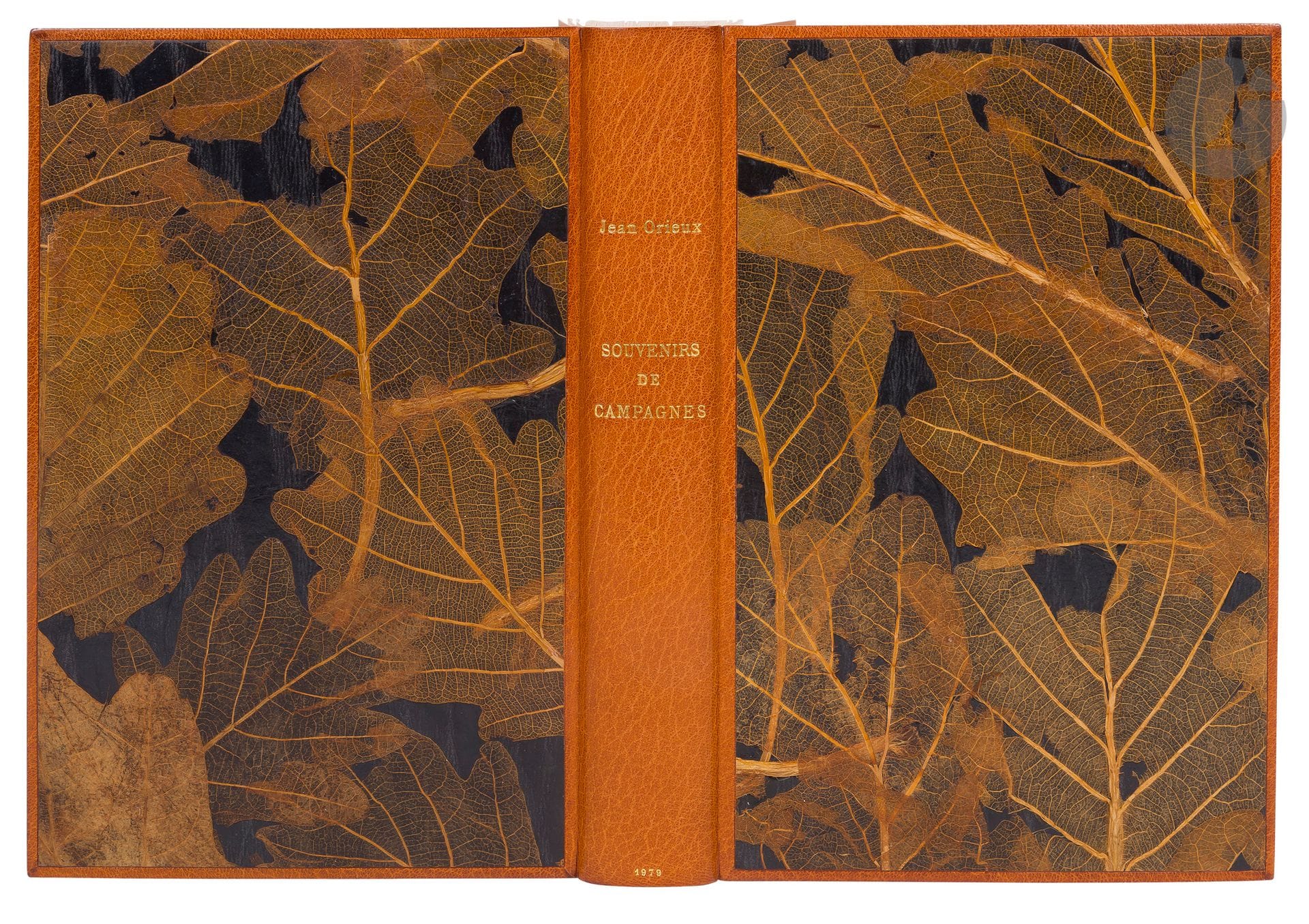 ORIEUX (Jean).
Souvenirs de campagnes.
Paris: Flammarion, [1979]. —In-8, 251x163: (1 f. blanc), 388 pp., (1 f.), couverture imprimée. Maroquin havane, plats ornés d’une composition faite de véritables feuilles d’arbre collées, dos lisse, tête dorée, non rogné, couverture et dos conservés, étui bordé (J.-P. Miguet).

Édition originale.
Le romancier Jean Orieux y raconte ses souvenirs sur le Limousin à la fin des années 30 et au début des années 40: «Les Limousins, je les ai connus dans les villes et dans les hameaux. J’ai parcouru avec eux leurs landes et leurs forêts, j’ai suivi les foires et les marchés, j’ai fréquenté presque chaque jour pendant des années, familièrement, les mairies, les écoles, les curés, les socialistes et les hobereaux. Ma vie n’était que le brassage des vies limousines. Voilà les gens qui revivent dans ces Souvenirs.»
Un des 25 exemplaires numérotés sur papier pur fil des papeteries d’Arches, seul tirage sur grand papier.
Exemplaire parfait, très bien relié par Jean-Paul Miguet.