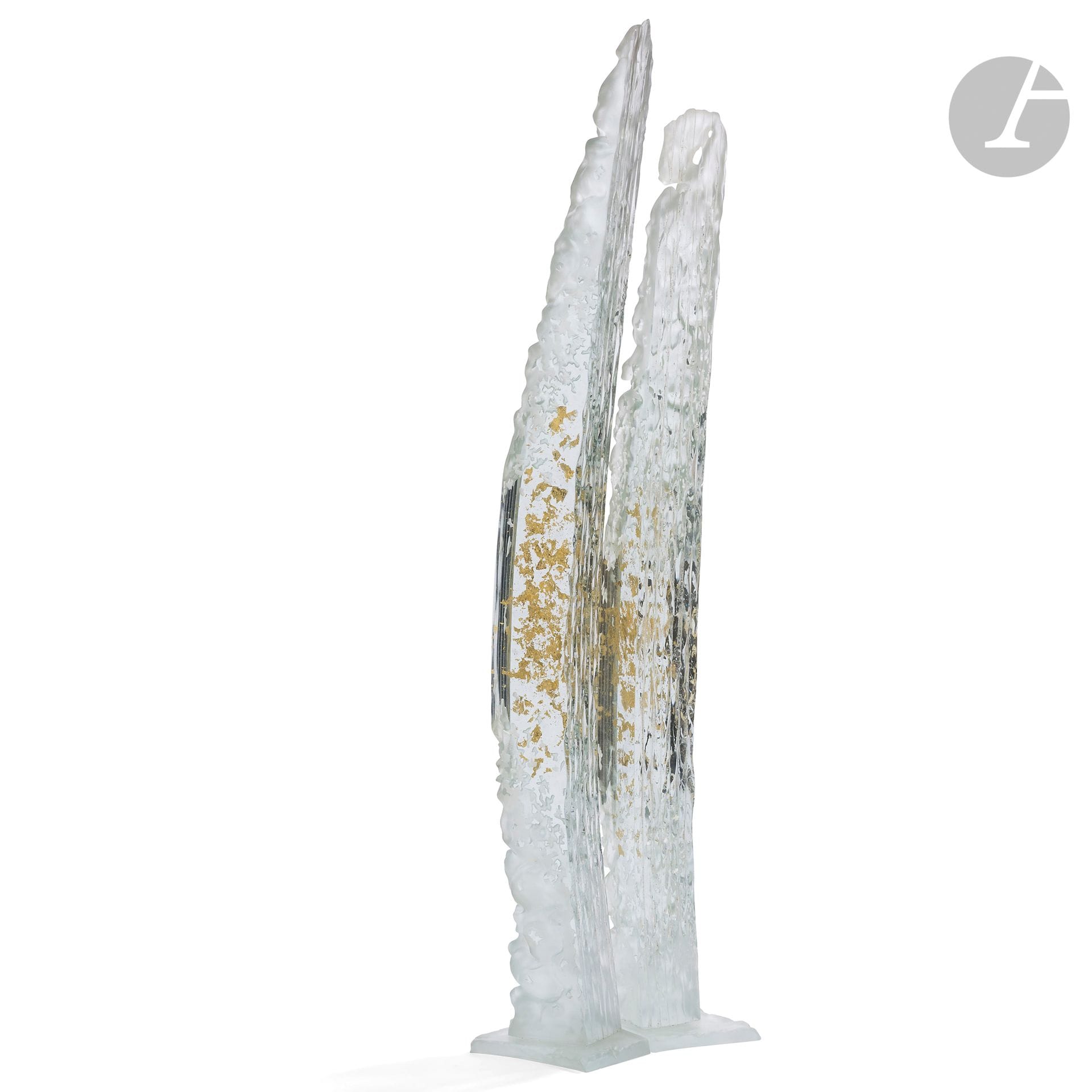 Ruud VAN DER RIET (France, XXe siècle)
Twins, 2003
Sculpture en 2 parties représentant la transparence des fonds marins, composée d’assemblage de plaques de verre de diverses 
épaisseurs, avec inclusion de feuille d’or, travaillée au marteau, burin et sablage. Signée et datée sur un côté. H. 103 cm - L. 27 cm - P. 18 cm