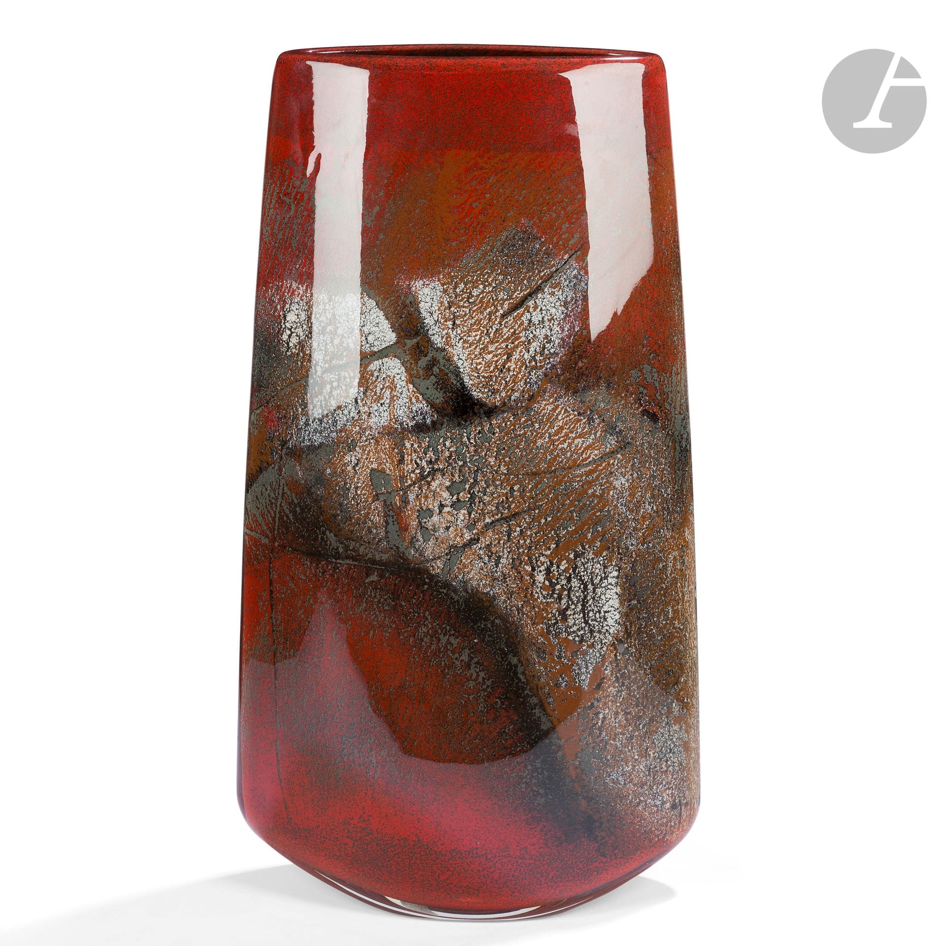 Alain and Marisa BÉGOU (France, born 1945 and 1948)
Large flattened rectangular blown glass vase with abstract decoration in red, gray and black, signed and numbered 23.37.03 on the base. Made in 2003. H. 58 cm - W. 33 cm - D. 14 cm

Provenance: Collection Janine Bloch-Dermant, Paris. 