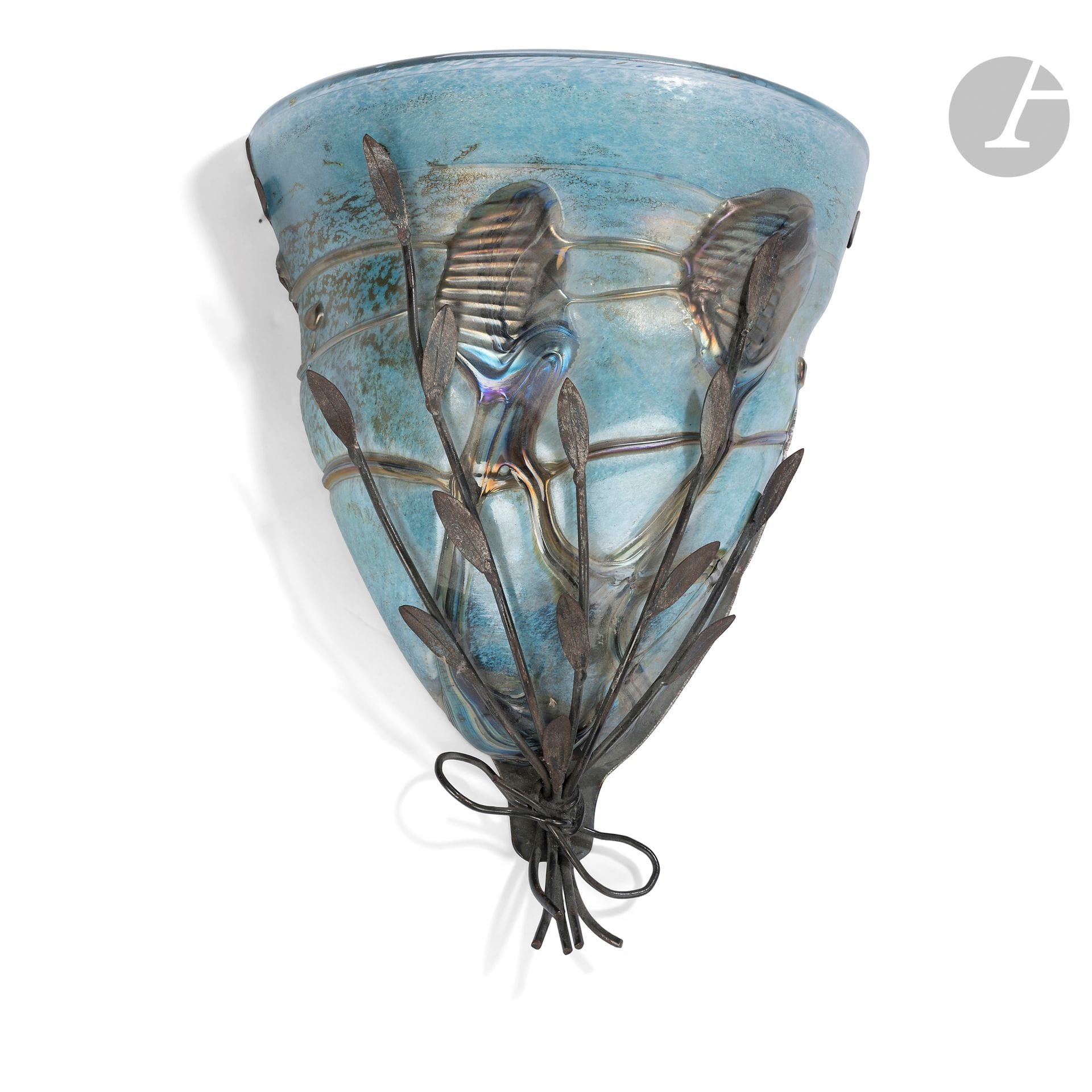 Jean-Claude NOVARO (France, 1943-2014)
Applique en verre soufflé bleu à décor de cordons vert et brun appliqués en surface, dans une structure en métal à décoration florale. H. 35 cm - L. 26 cm - P. 13 cm