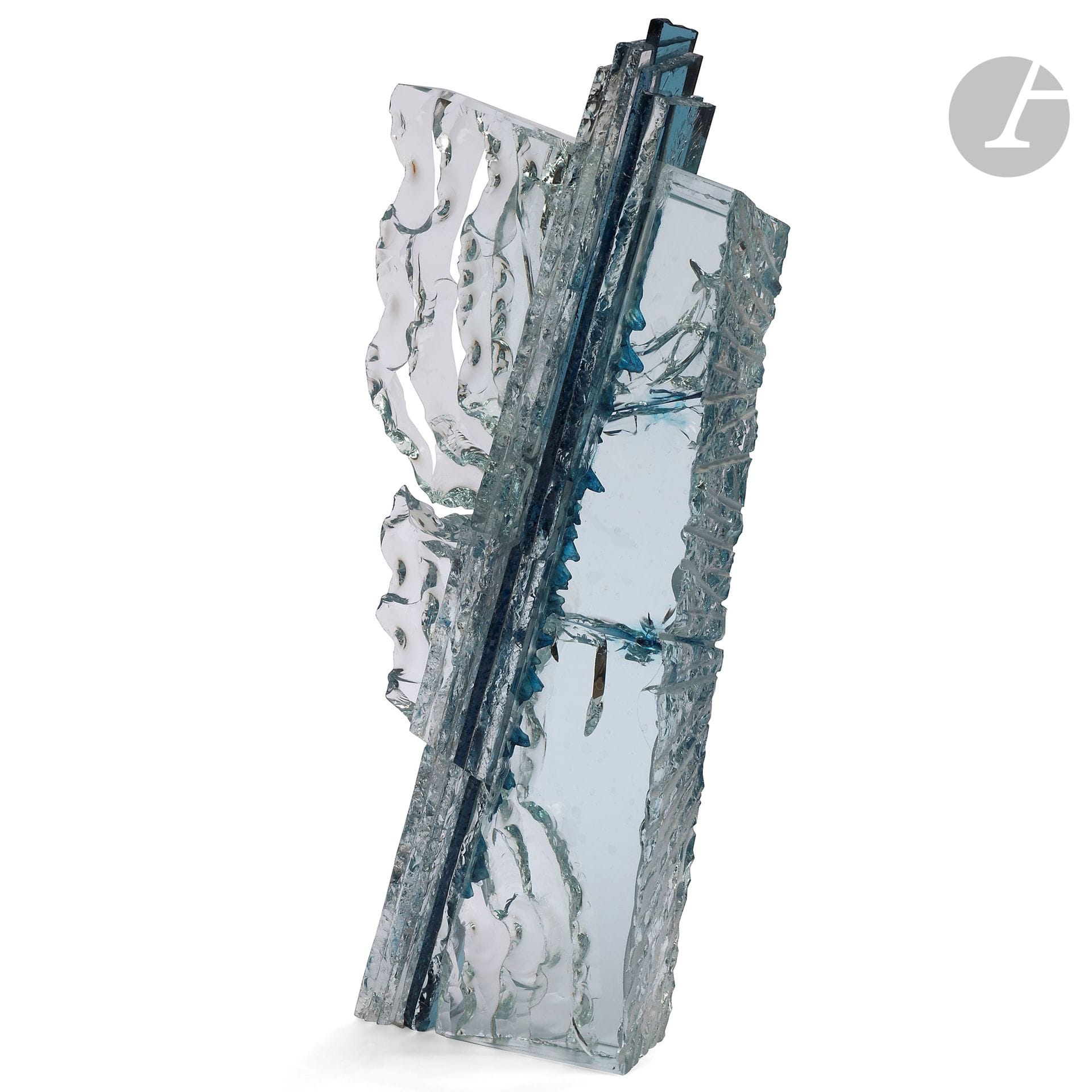 Ruud VAN DER RIET (France, XXe siècle)
Boogy Woogy, 2022
Sculpture représentant les déformations géologiques de la Terre, composée d’assemblage de plaques de verre de diverses épaisseurs, avec inclusion de pigment bleu, travaillée au marteau, burin, choc thermique, sablage et polissage. Signée et datée à la base. H. 65 cm - L. 27 cm - P. 11 cm
