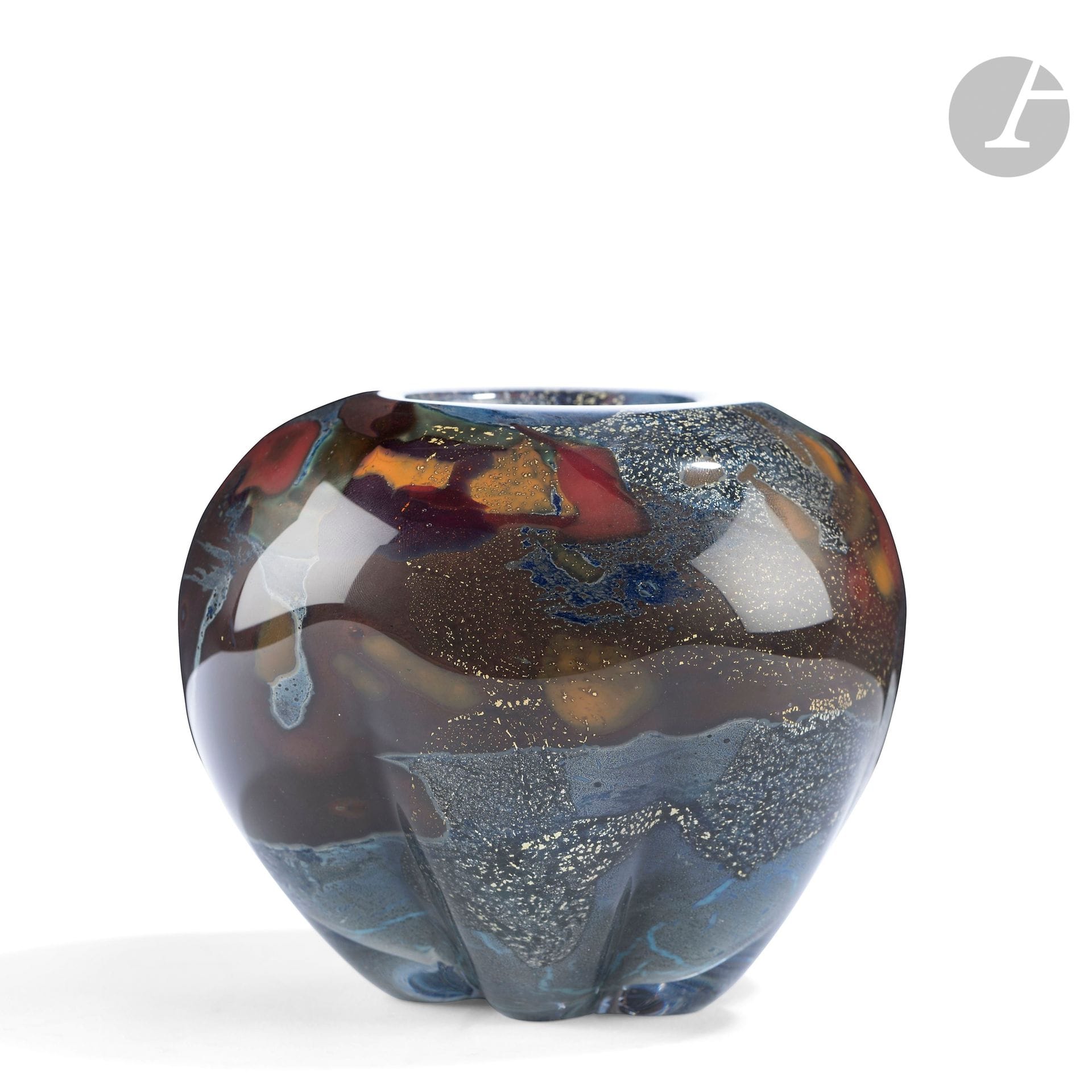 François LE LONQUER (France, 1945-1991)
Godronné blown glass vase with polychrome and gold decoration. Grinded base. H. 11 cm - D. 13 cm