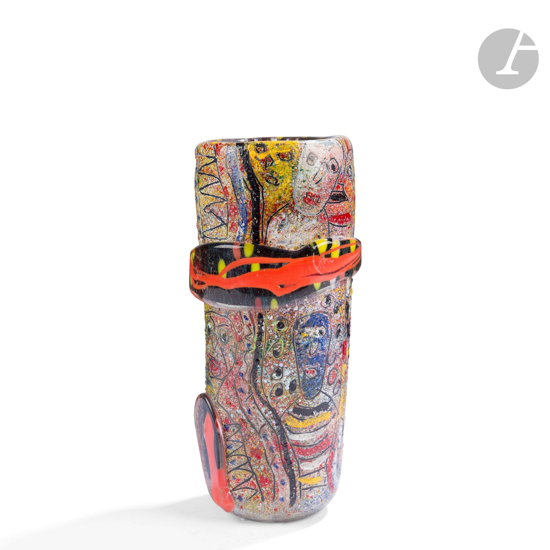 Hervé DUPONT (France, 1946-2012)
Vase cylindrique en verre soufflé à décor émaillé et gravé de personnages, ceinturé d’un bandeau de verre noir, jaune et rouge. Monogrammé à la base. H. 19 cm - D. 9 cm

Provenance : Collection Janine Bloch-Dermant, Paris. 