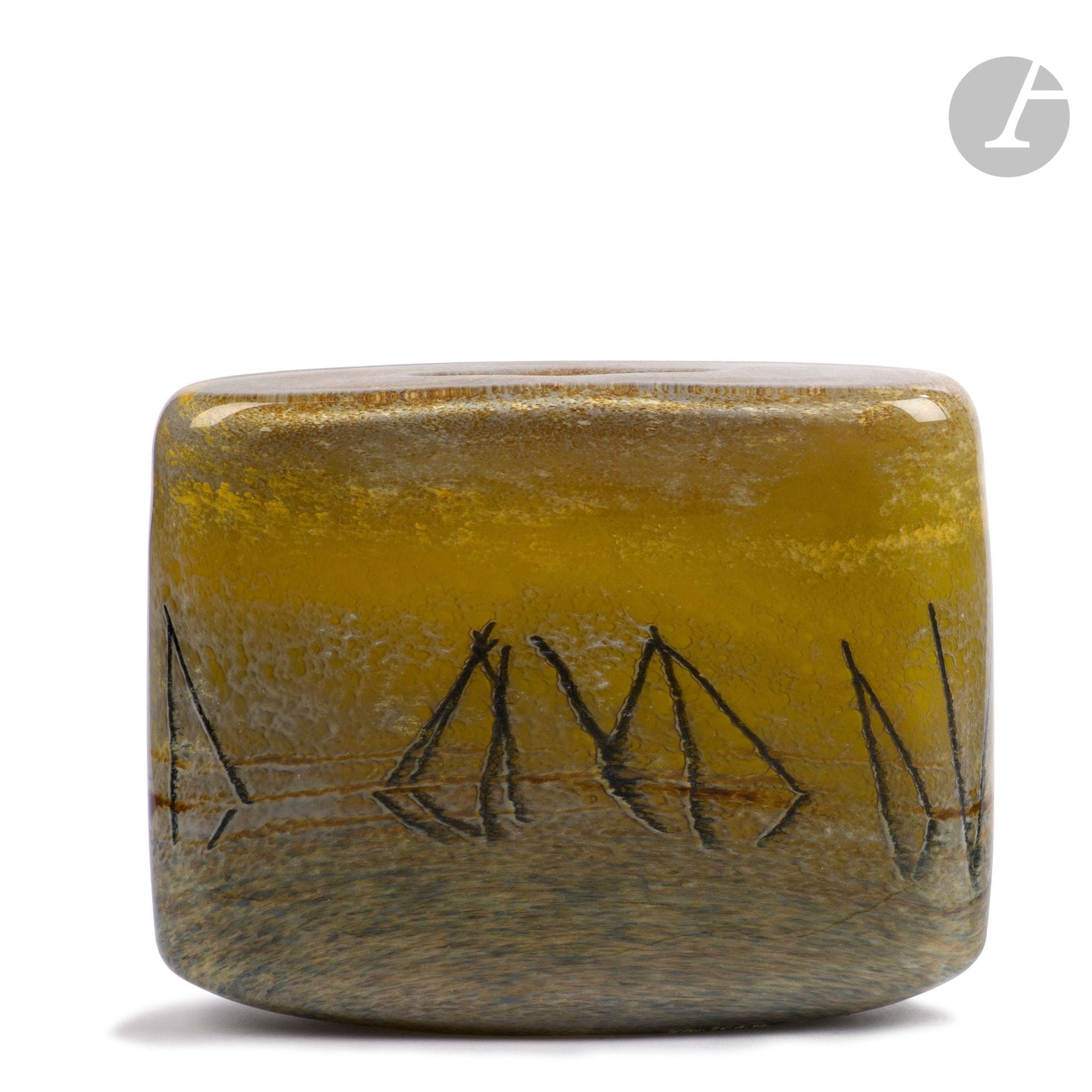 Alain et Marisa BÉGOU (France, nés en 1945 et 1948) 
Vase en verre soufflé de forme rectangulaire aplatie à décor abstrait dans les tons jaune et brun. Signé et numéroté 26.A.92 à la base. Pièce réalisée en 1992. H. 28 cm - L. 34 cm - P. 7 cm