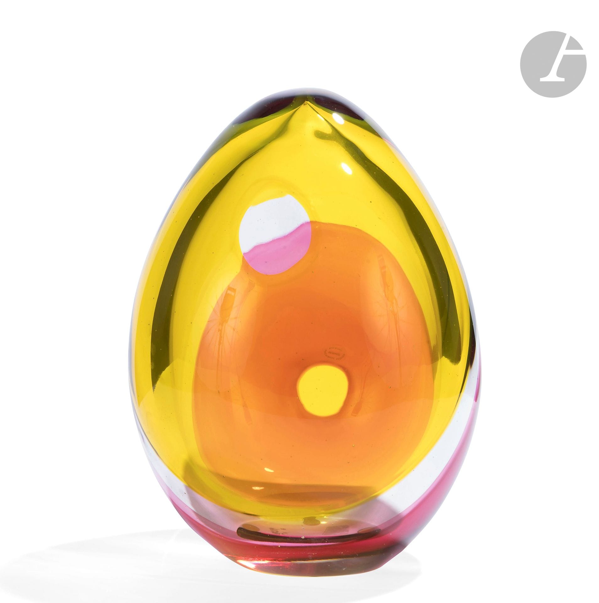 Archimède SEGUSO (Italie, 1909-1999)
Œuf en verre de Murano soufflé jaune et rose. Signé sous la base. H. 28 cm
