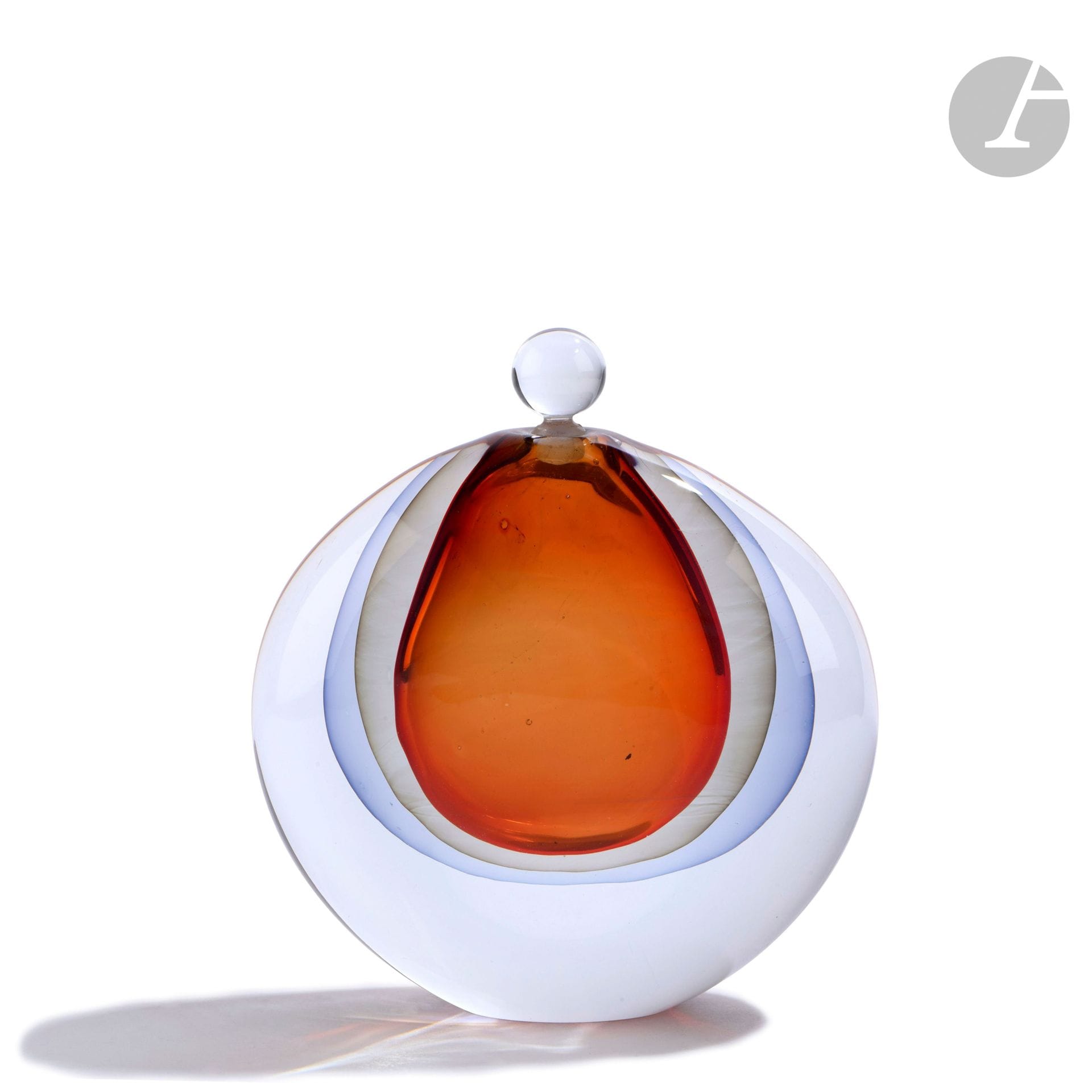 Alain et Marisa BÉGOU (France, nés en 1945 et 1948)
Flacon en verre soufflé à décor de poches orange, grise et bleue. Signé et numéroté 21 X à la base. H. 12 cm - L. 10 cm - P. 4 cm