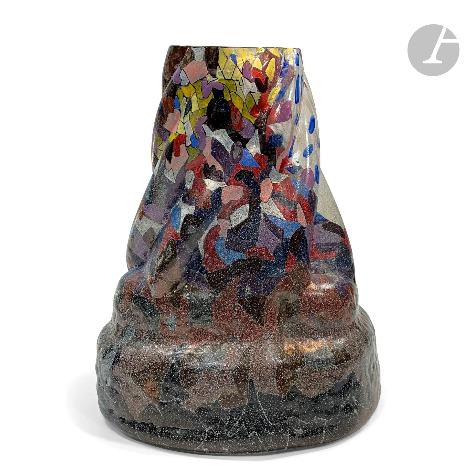 Ivana MAŠITOVÀ (République Tchèque, née en 1961)
Grand vase à large base en verre soufflé de forme libre, à décor peint polychrome. Signé et daté 1992 sous la base. H. 46 cm - D. 33 cm
