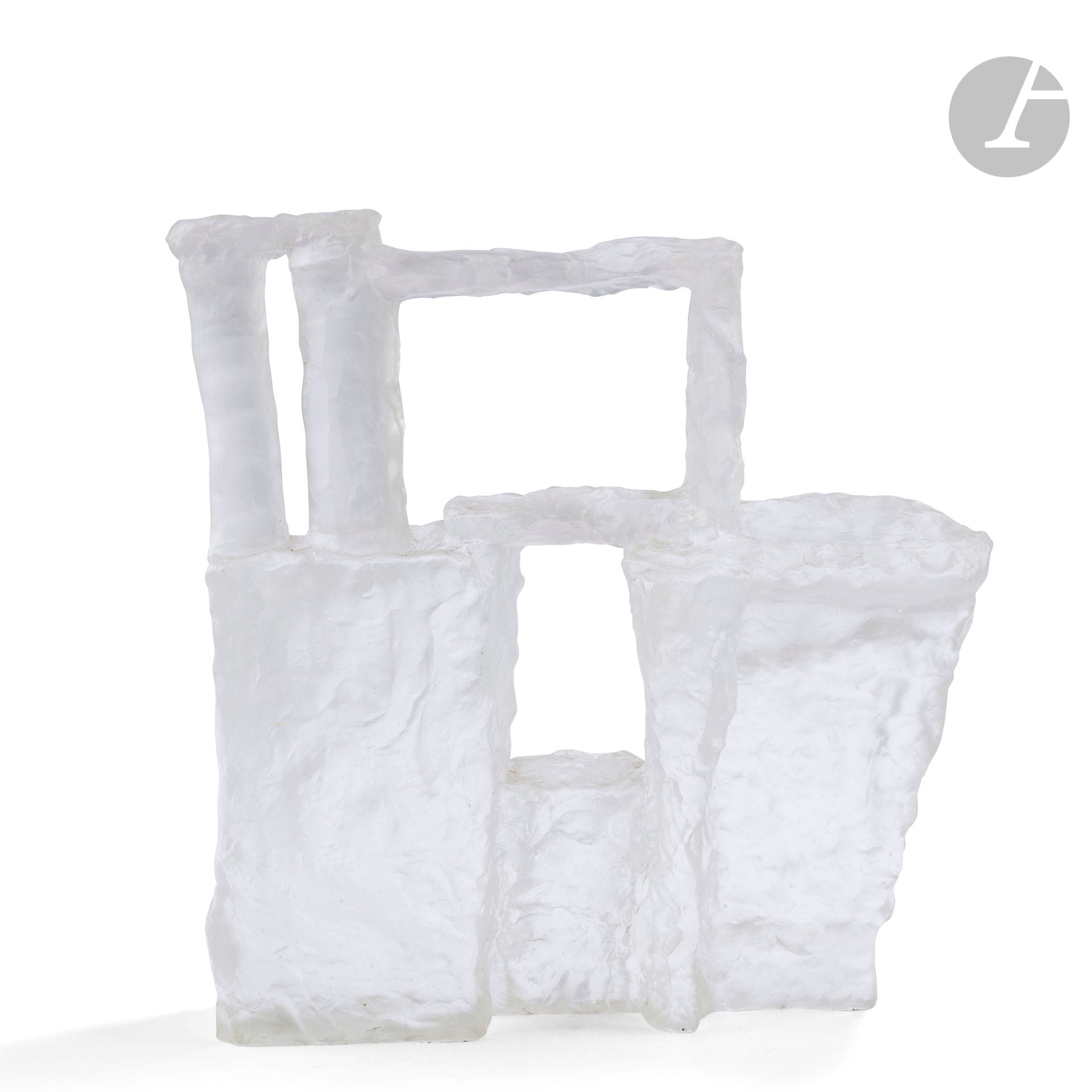 James WATKINS (États-Unis, né en 1951)
Importante sculpture en pâte de verre blanche en forme de portique. Signée sur un côté. Circa 1990. H. 45 cm - L. 42 cm - P. 14 cm
 
 Provenance : Galerie Internationale du Verre, Biot.