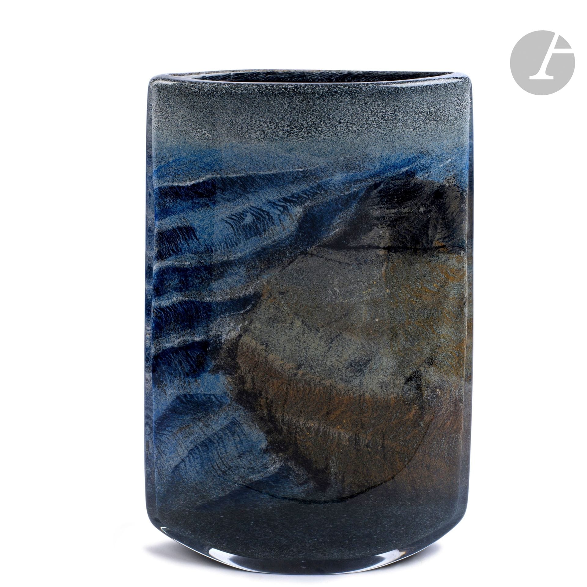 Alain and Marisa BÉGOU (France, born 1945 and 1948)
Large flattened rectangular blown glass vase with beige, blue and gray decoration. Signed and numbered 22.42.03. Made in 2002. H. 47 cm - W. 32 cm - D. 10 cm