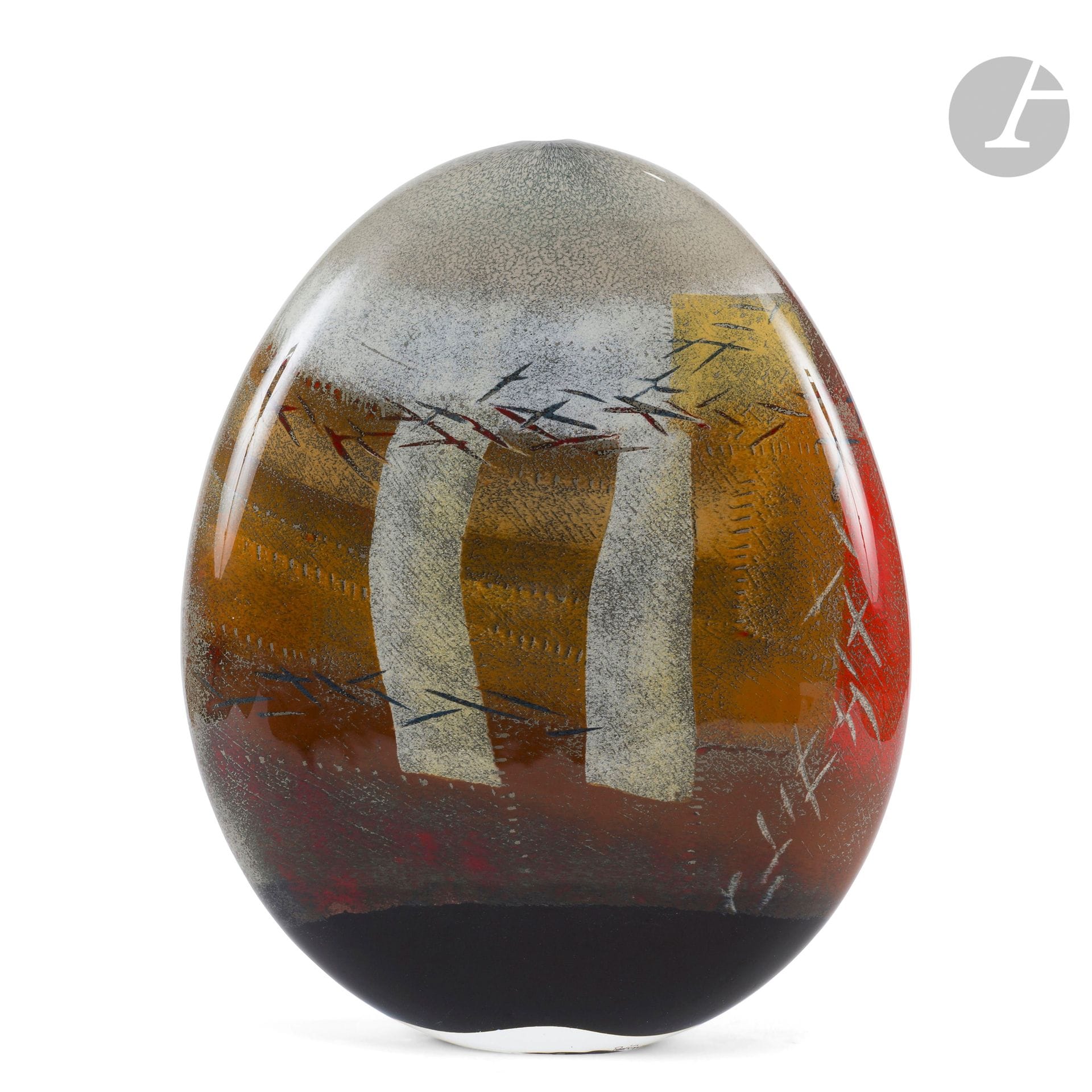 Alain et Marisa BÉGOU 
(France, nés en 1945 et 1948) 
Vase en verre soufflé de forme ovale aplatie à décor abstrait dans les tons beige, jaune et ocre. Signé et numéroté 8.C.17 à la base. Pièce réalisée en 1997. H. 45 cm - L. 36 cm - P. 8 cm
