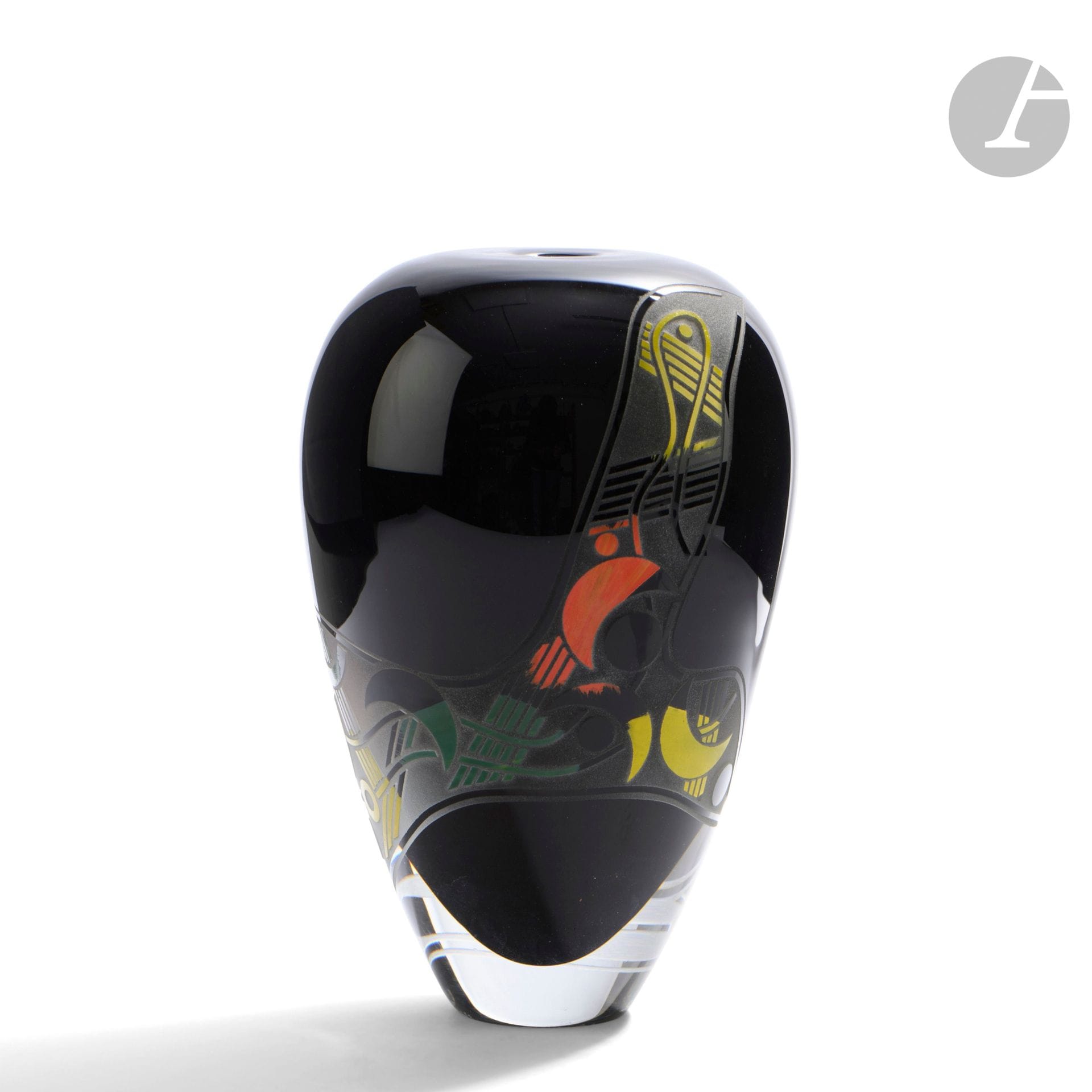 Régis et Gisèle FIÉVET (France, nés en 1948 et 1951)
Vase en verre soufflé noir, à décor géométrique sablé puis partiellement émaillé rouge, vert et jaune. Signé et daté 1990 à la base. H. 21 cm - D. 13 cm