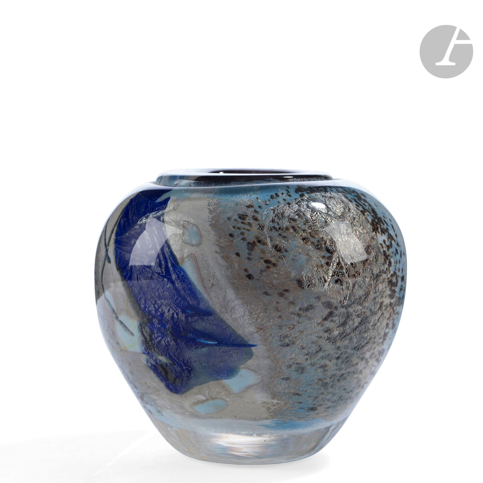 Jean-Claude NOVARO (France, 1943-2014)
Vase en verre soufflé à décor intercalaire de poudres crème, brune et bleu, inclusions de feuilles d’or, le col brun. Signé et daté 1987 sous la base. H. 10 cm - D. 11 cm