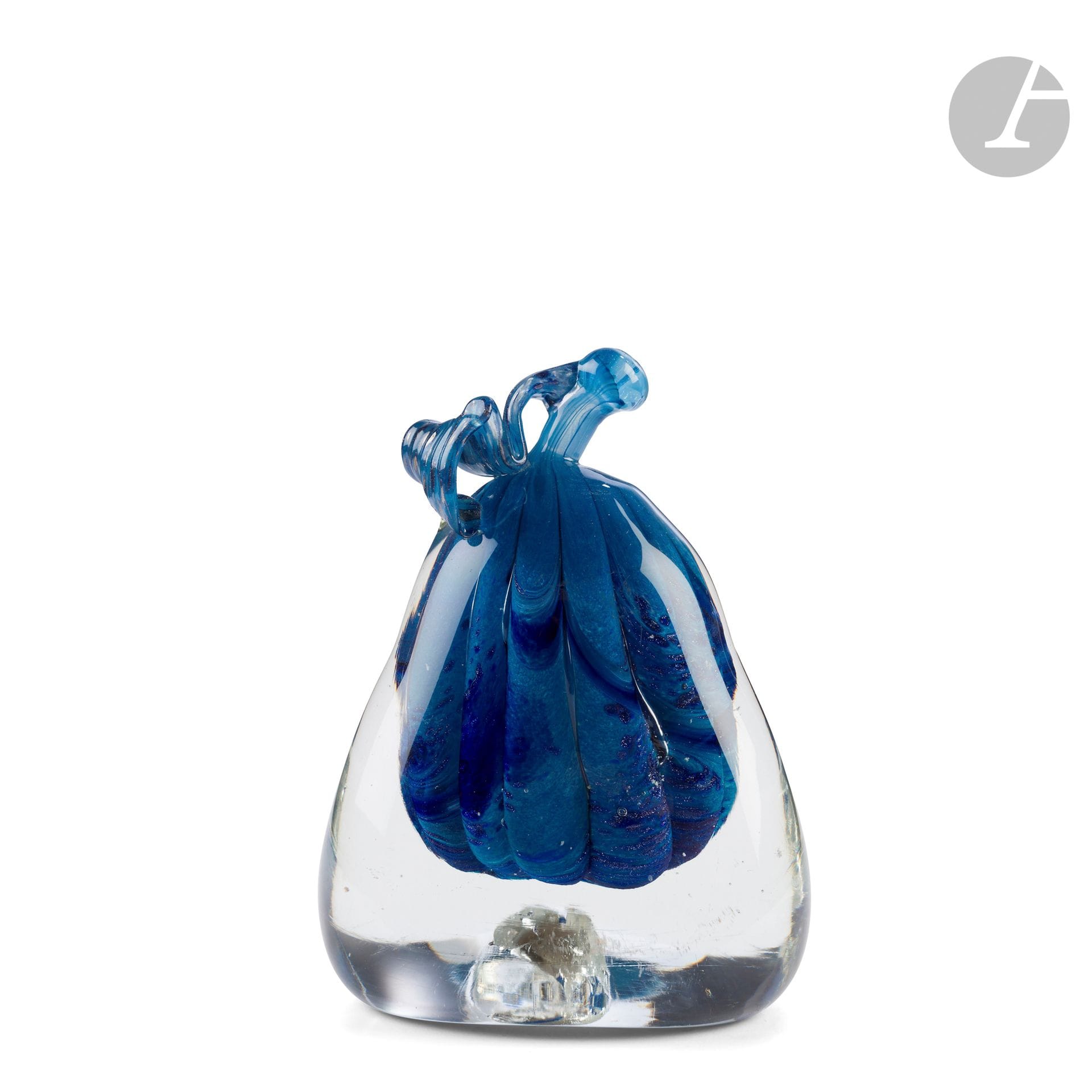 Bob LE BLEIS (France, 20th century) POUR LA VERRERIE DE MAURE-VIEIL
Free-form sculpture in blue-lined blown glass. Created at the Maure-Vieil glassworks. Stamped under the base. H. 15 cm - W. 11 cm - D. 8 cm

Provenance: Janine Bloch-Dermant Collection, Paris. 
