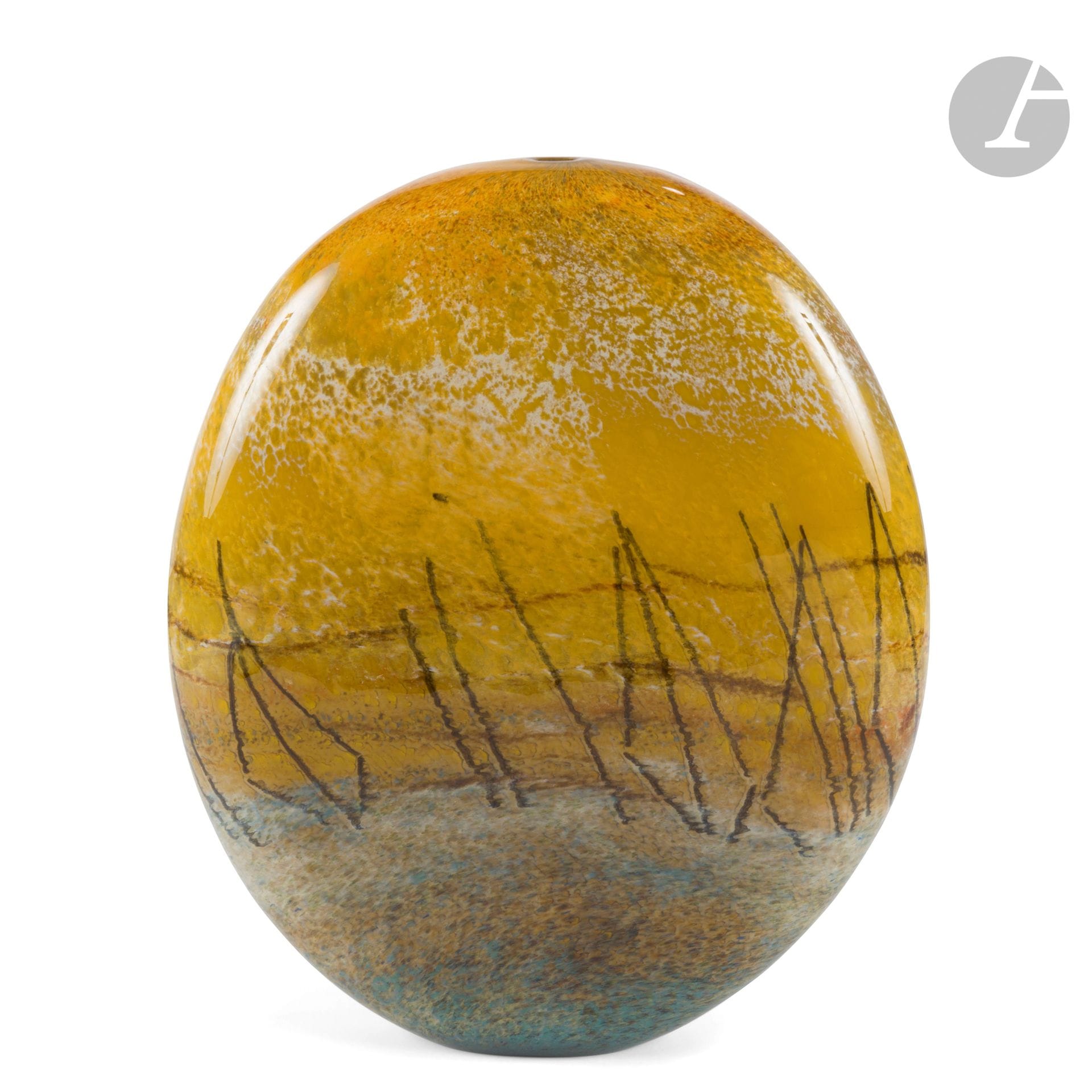 Alain et Marisa BÉGOU (France, nés en 1945 et 1948) 
Vase en verre soufflé de forme ovale aplatie à décor abstrait dans les tons jaune et brun. Signé et numéroté 26.B.92 à la base. Pièce réalisée en 1992. H. 42 cm L. 36 cm P. 7 cm