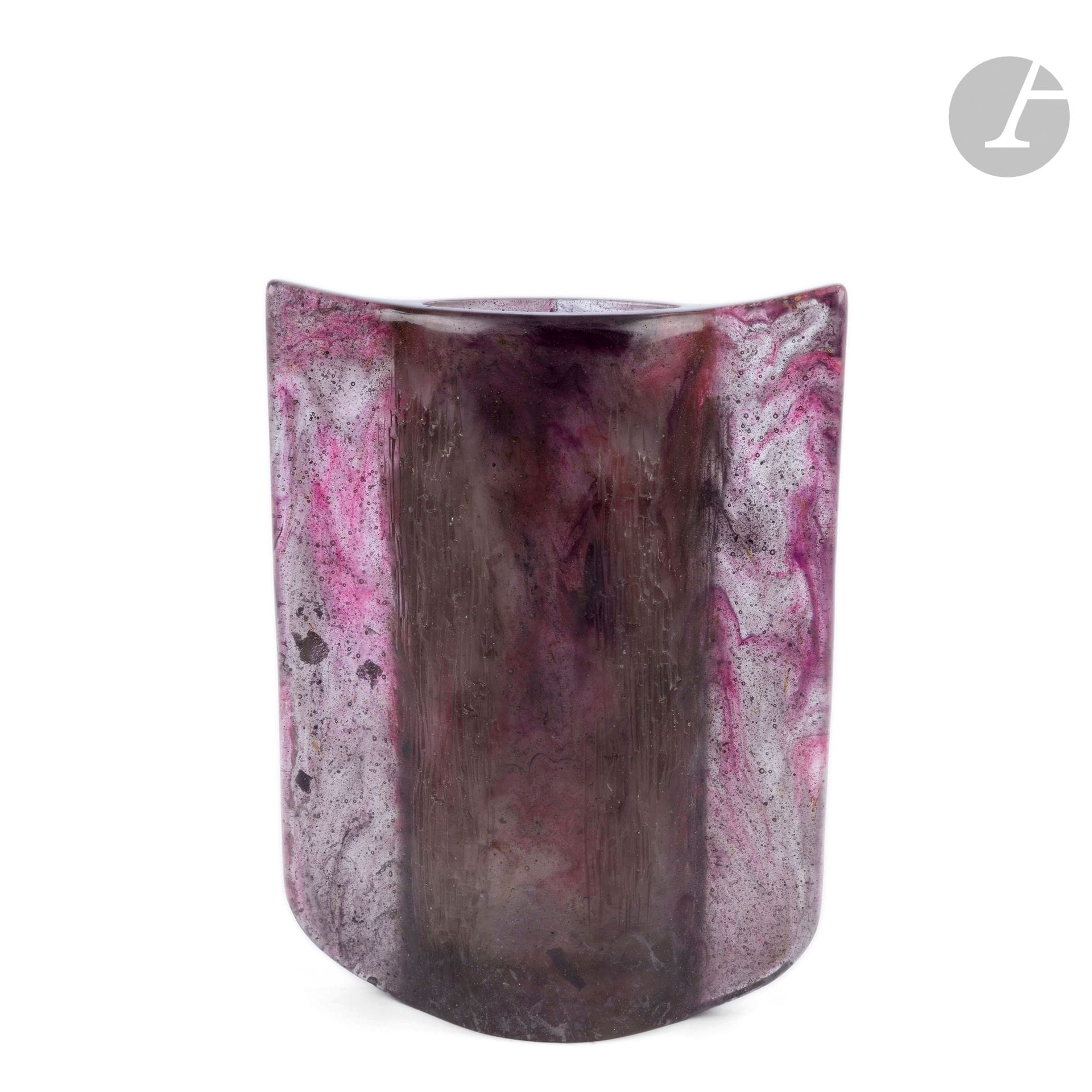 Étienne LEPERLIER (France, 1952-2014) 
L’Aisance au corps 
Vase méplat à deux anses aplaties en pâte de verre brun et rose. Signé du cachet sur un côté. Numéroté 052A sous la base. Pièce réalisée en 1983. Modèle n° 9 créé en 1982 et diffusé à 16 
exemplaires. H. 25 cm - L. 20 cm - P. 7 cm 

Bibliographie : Giuseppe Cappa, Le Génie verrier de l’Europe, Éditions Mardaga, 1998, p. 323.