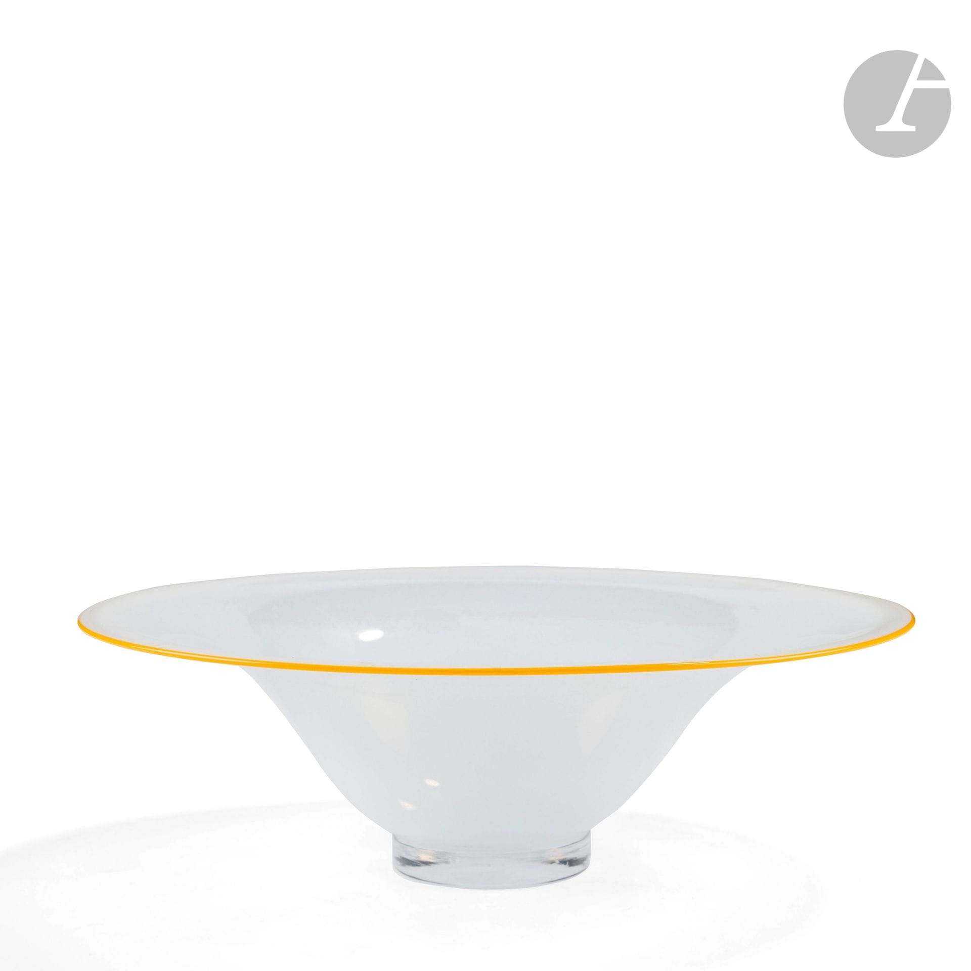 Michel BOUCHARD (France, né en 1949)
Coupe sur talon en verre soufflé blanc laiteux, le pourtour jaune. Signée sous la base. H. 8 cm - D. 24 cm

Provenance : Collection Janine Bloch-Dermant, Paris. 