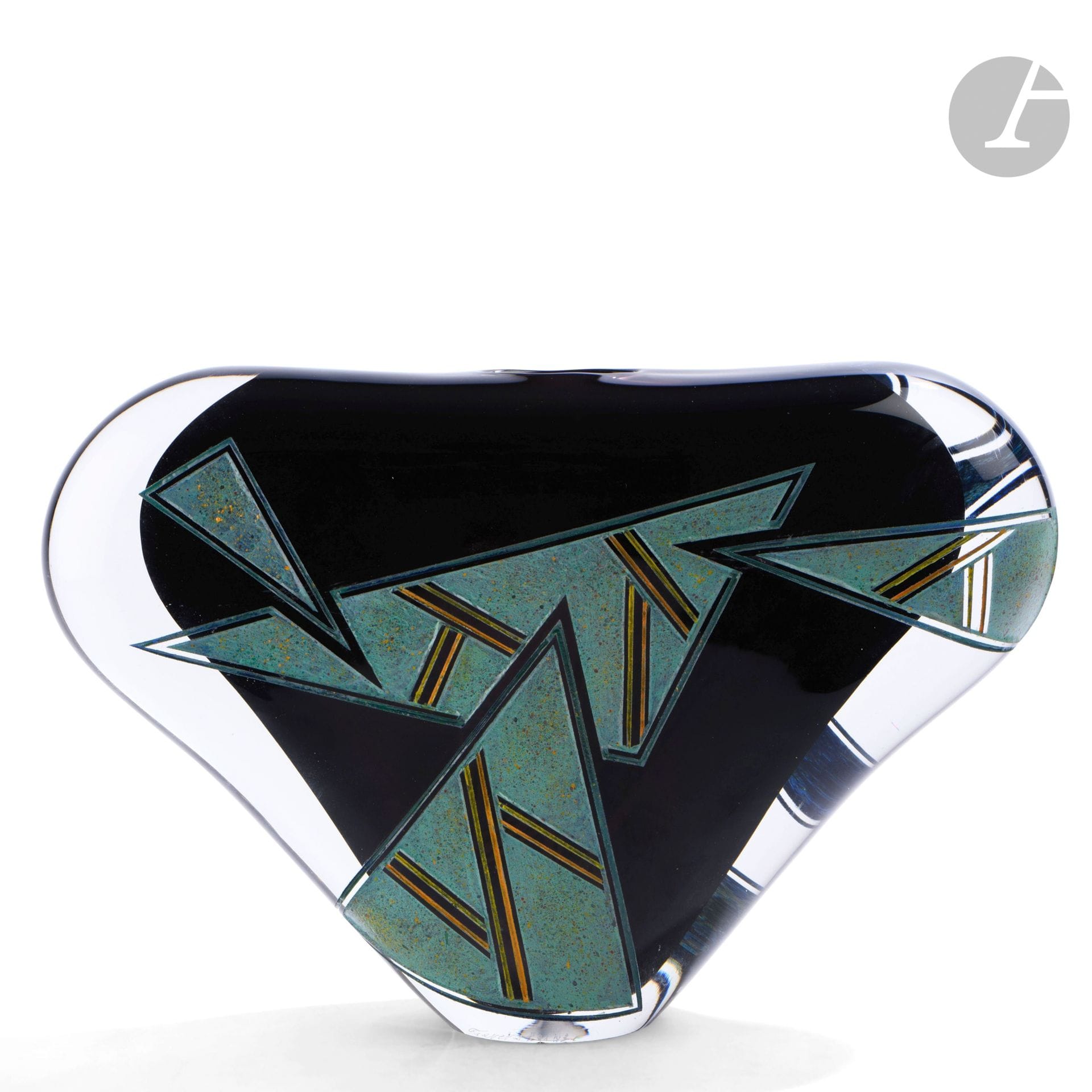 Régis et Gisèle FIÉVET (France, nés en 1948 et 1951)
Vase en verre soufflé noir de forme aplatie à larges épaules, à décor géométrique sablé puis émaillé vert, orange et jaune. Signé, daté 1991 et numéroté N31 à la base. H. 21 cm - L. 31 cm - P. 6 cm