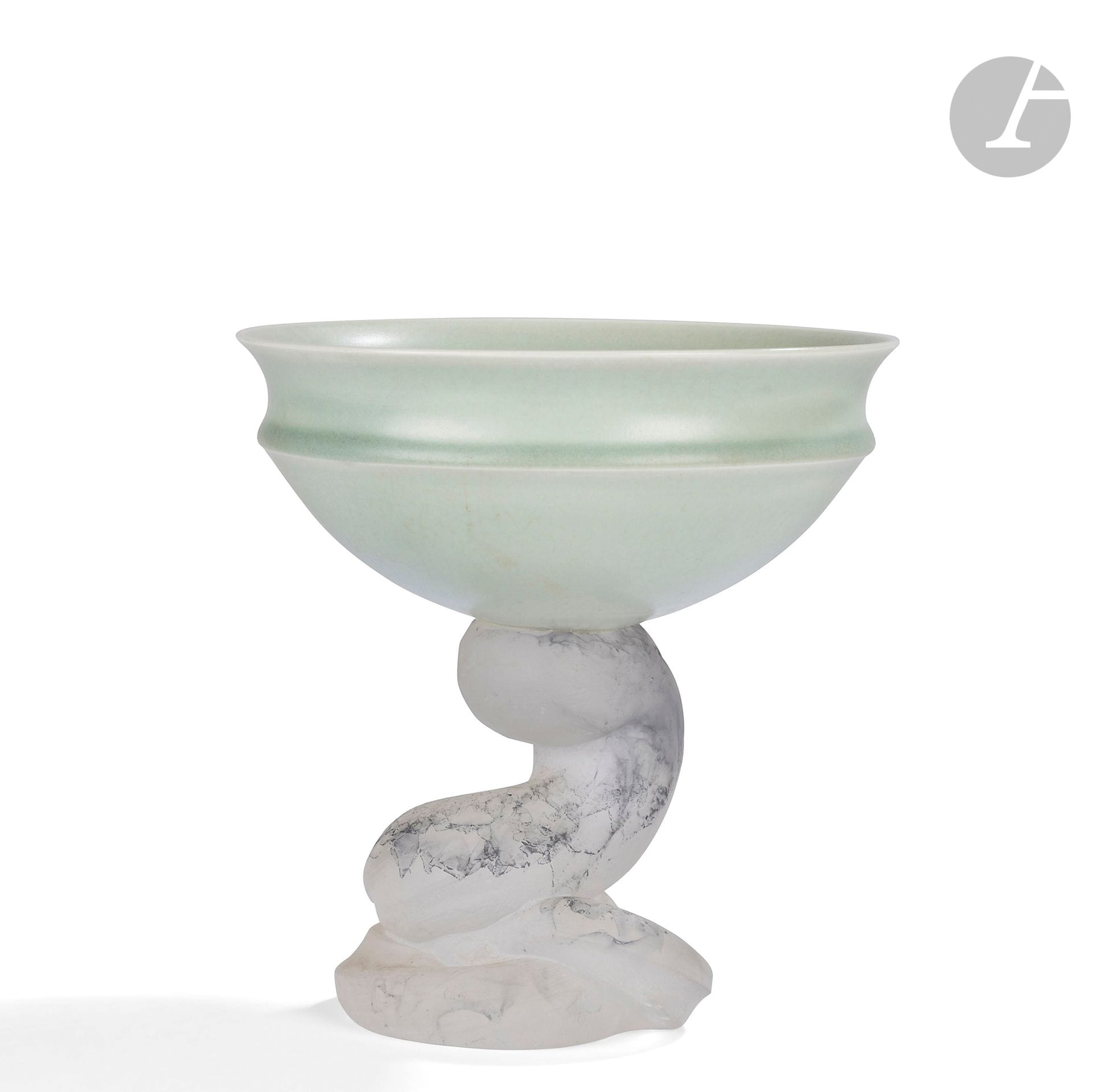 Georges STAHL (France, né en 1951)
Coupe composée d’un pied torsadé en pâte de cristal légèrement bleutée, surmontée d’un récipient en porcelaine céladon. Pièce réalisée en 1990. H. 21 cm - D. 20 cm 
 
Un certificat de l’artiste daté de février 2023 sera remis à l’acheteur.