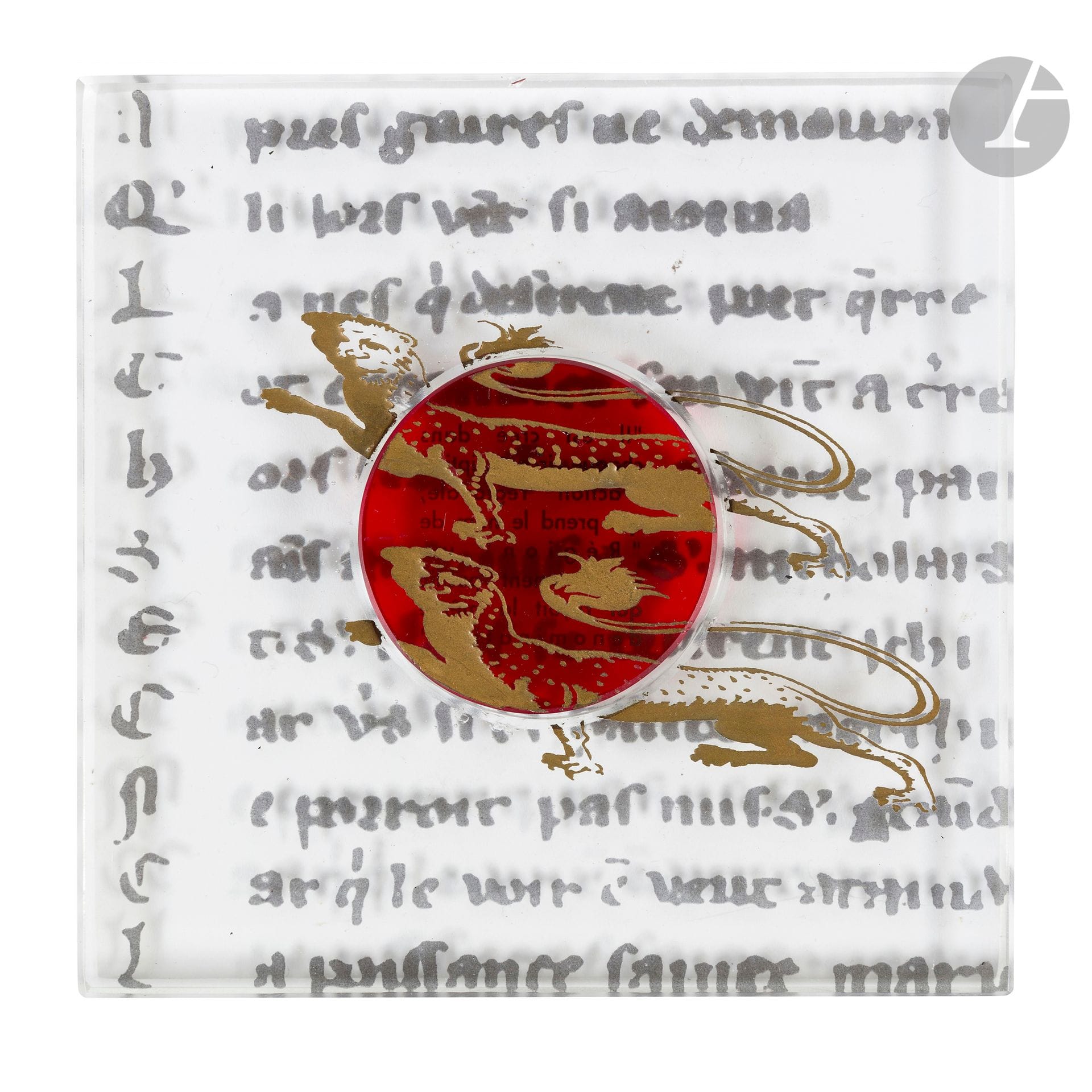 Antoine LEPERLIER (France, né en 1953) 
Œuvre carrée en pâte de verre et inclusions d’écritures ; à l’avers, les mots de l’évêque Francon adressés à Rollon, le fondateur de la Normandie en l’an 911, avec au centre une médaille rubis aux armes de la Normandie ; au revers, l’article 1 de la loi de 1972 donnant naissance aux régions. Commande du 1er président de la région Haute-Normandie à l’artiste. Dans son coffret et avec une feuille transparente reprenant le texte orignal. 16,5 x 16,5 x 2 cm