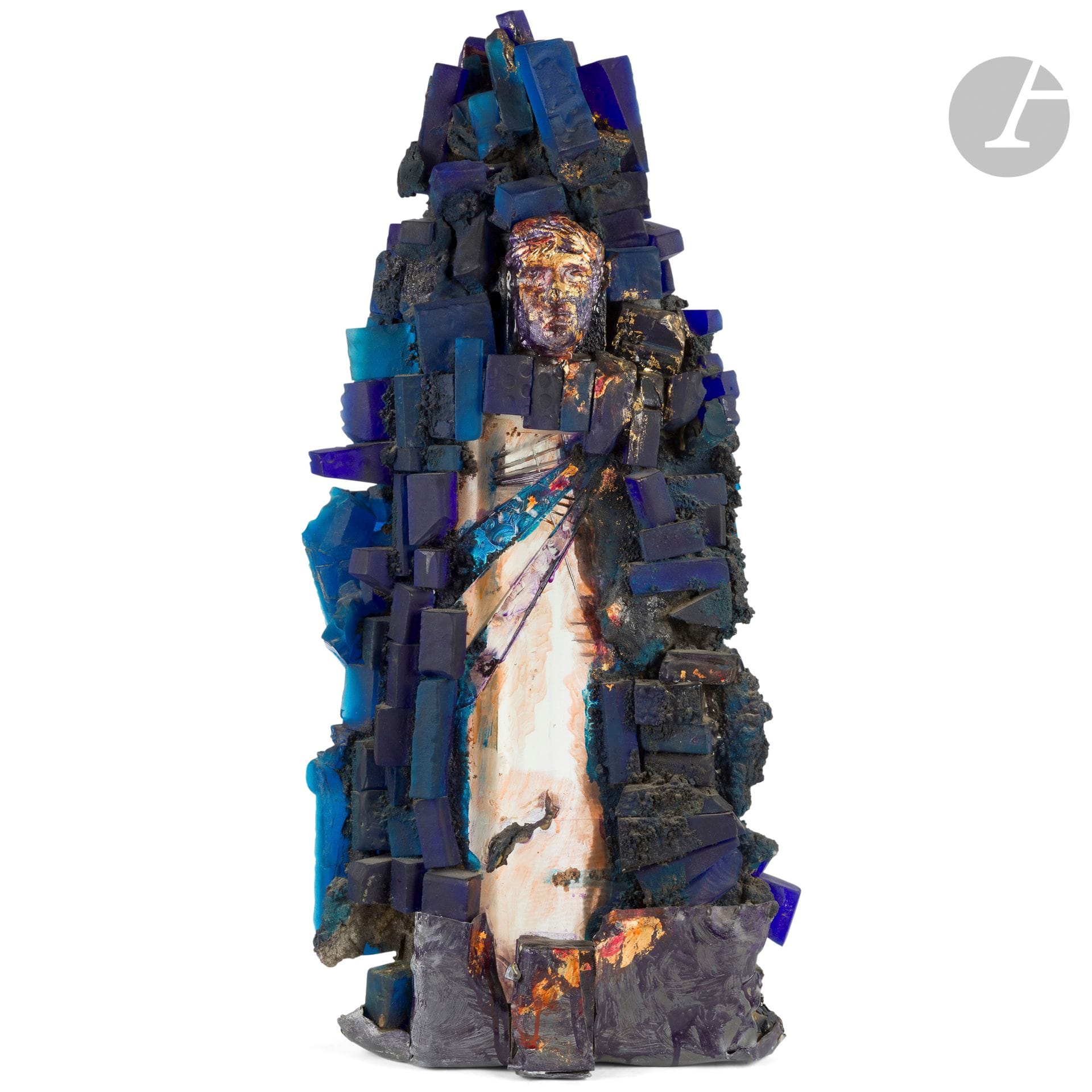 Raymond MARTINEZ (France, b. 1944)
Alexandria, 1991
Sculpture formed of hot-assembled blue glass paste elements, enclosing a block of optical glass, with a gold-painted face appearing on both sides. Signed three times and dated. H. 77 cm - W. 36 cm - D. 16 cm

Provenance: Janine Bloch-Dermant Collection, Paris. 