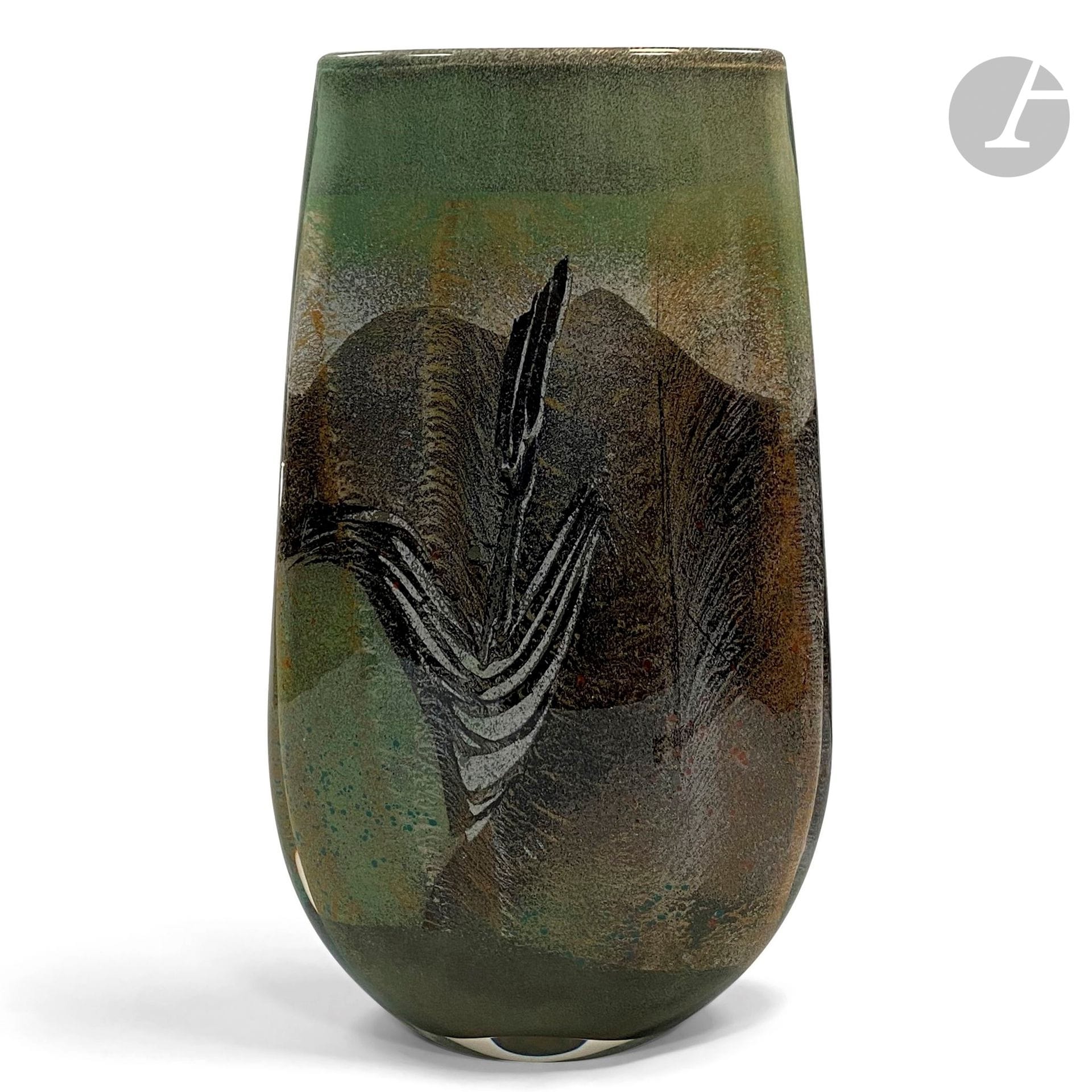 Alain and Marisa BÉGOU (France, born 1945 and 1948)
Large flattened rectangular blown glass vase with green, black and gray decoration. Signed and numbered 22.40.02 on the base. Made in 2003. H. 53 cm - W. 31 cm - D. 11 cm