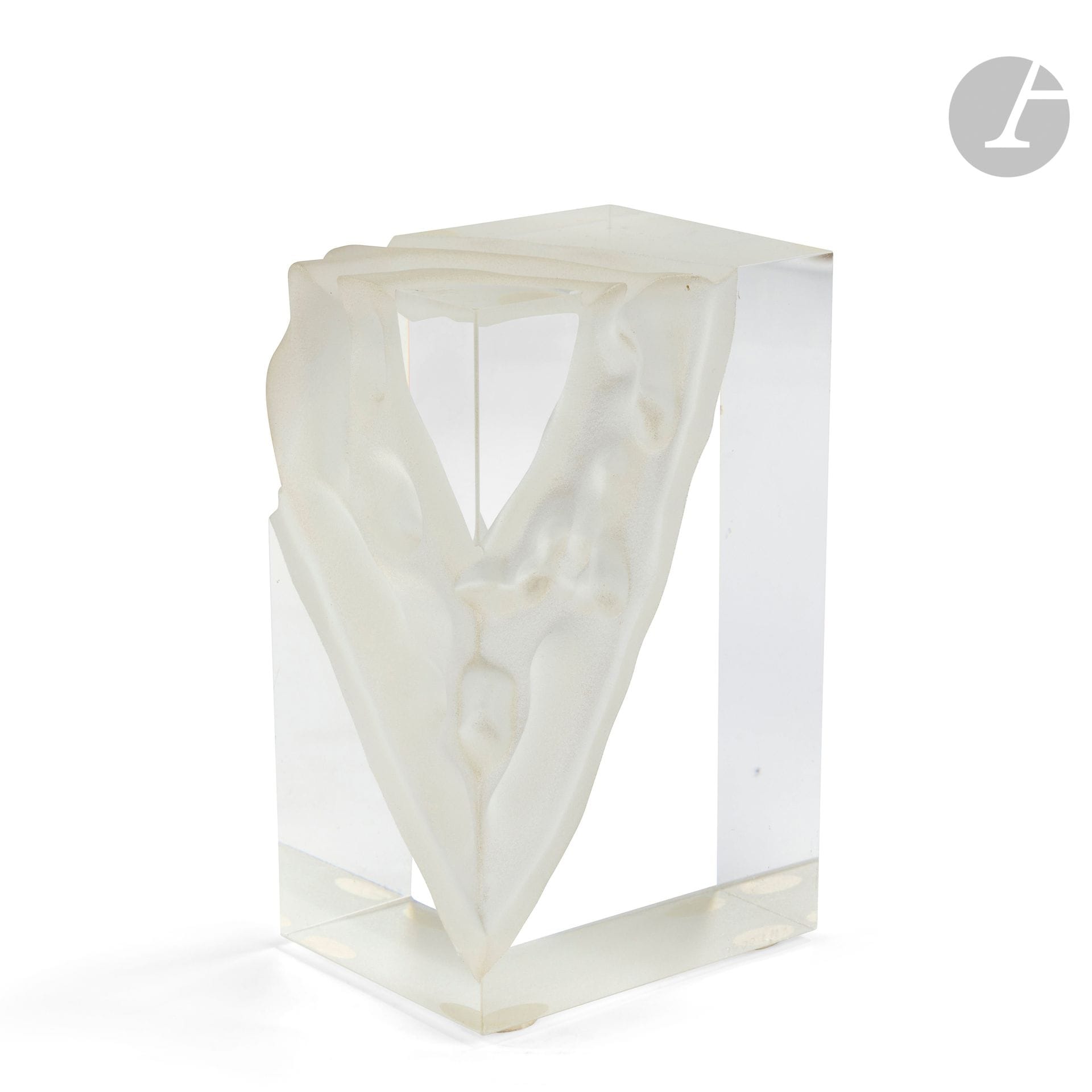 François VIGORIE (France, 1953-2016)
Sculpture en cristal optique transparent à décor abstrait taillé au jet de sable. Signée et datée 1988 à la base. H. 15 cm - L. 9 cm - P. 7 cm

Provenance : Collection Janine Bloch-Dermant, Paris. 
