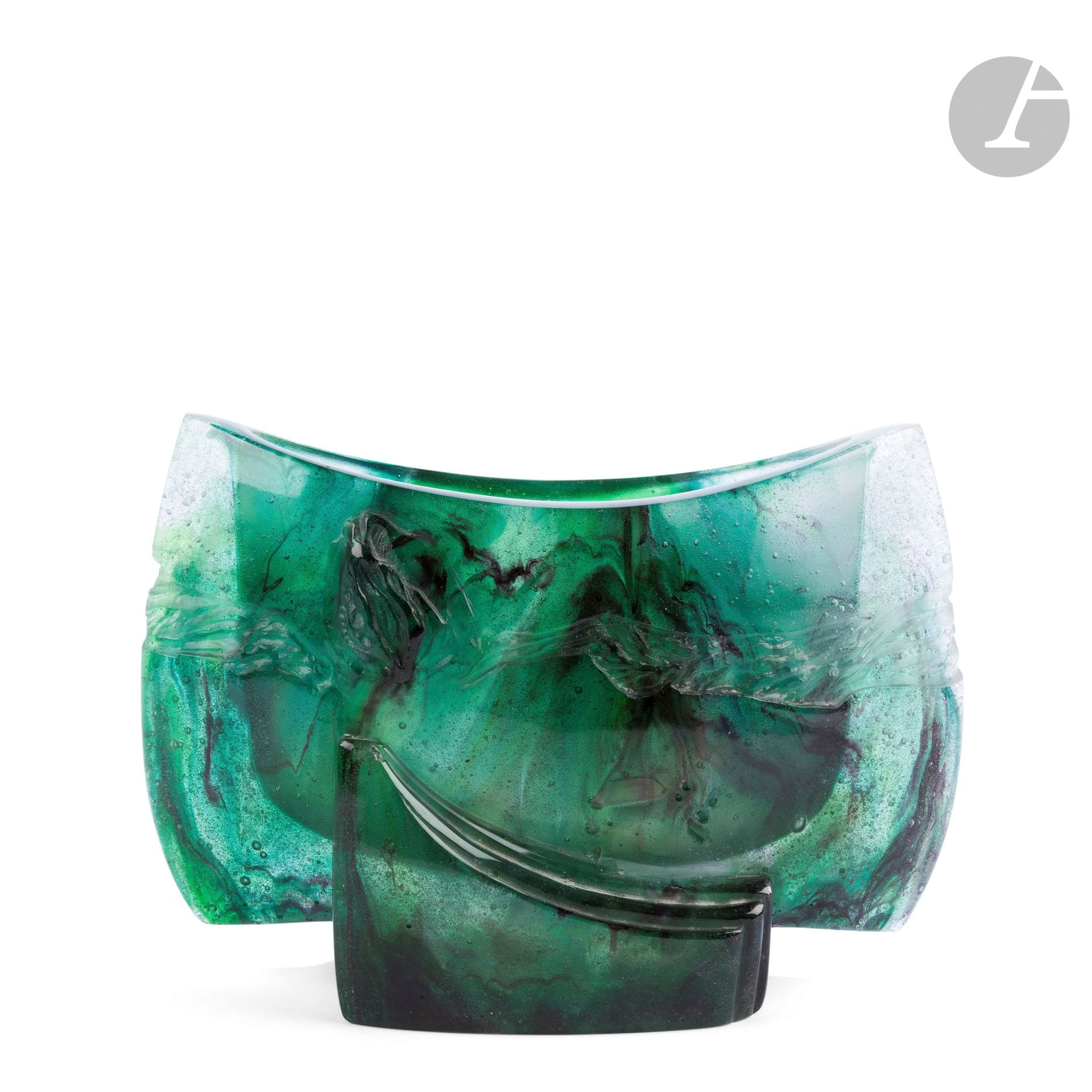 Antoine LEPERLIER (France, b. 1953)
Vase n° 16
Open boat-shaped vase in green pâte de verre with abstract decoration of a belt frieze on an asymmetrical foot. Made in 1982. Stamped by the artist on the base. H. 18 cm - W. 25 cm - D. 9 cm

Provenance: Collection Janine Bloch-Dermant, Paris. 