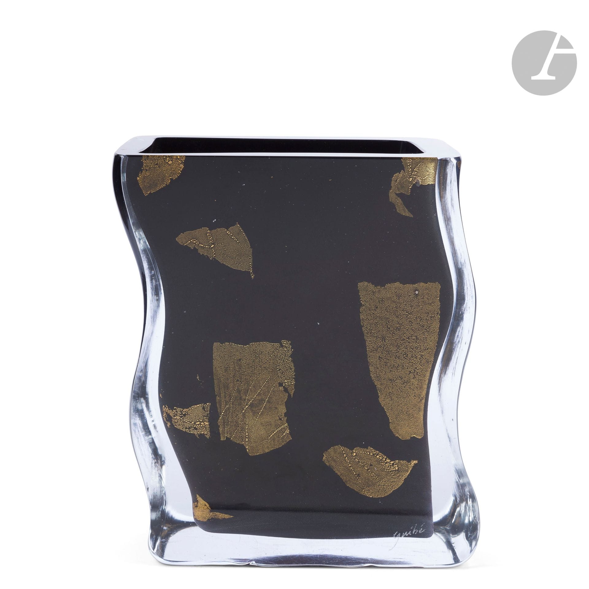 Anthony GUIBÉ (France, b. 1940)
Torso column, 1985
Murano crystal vase blown into a mold and then polished, with black interleaf and gold leaf decoration. Signed and dated under the base. H. 27 cm - L. 22 cm