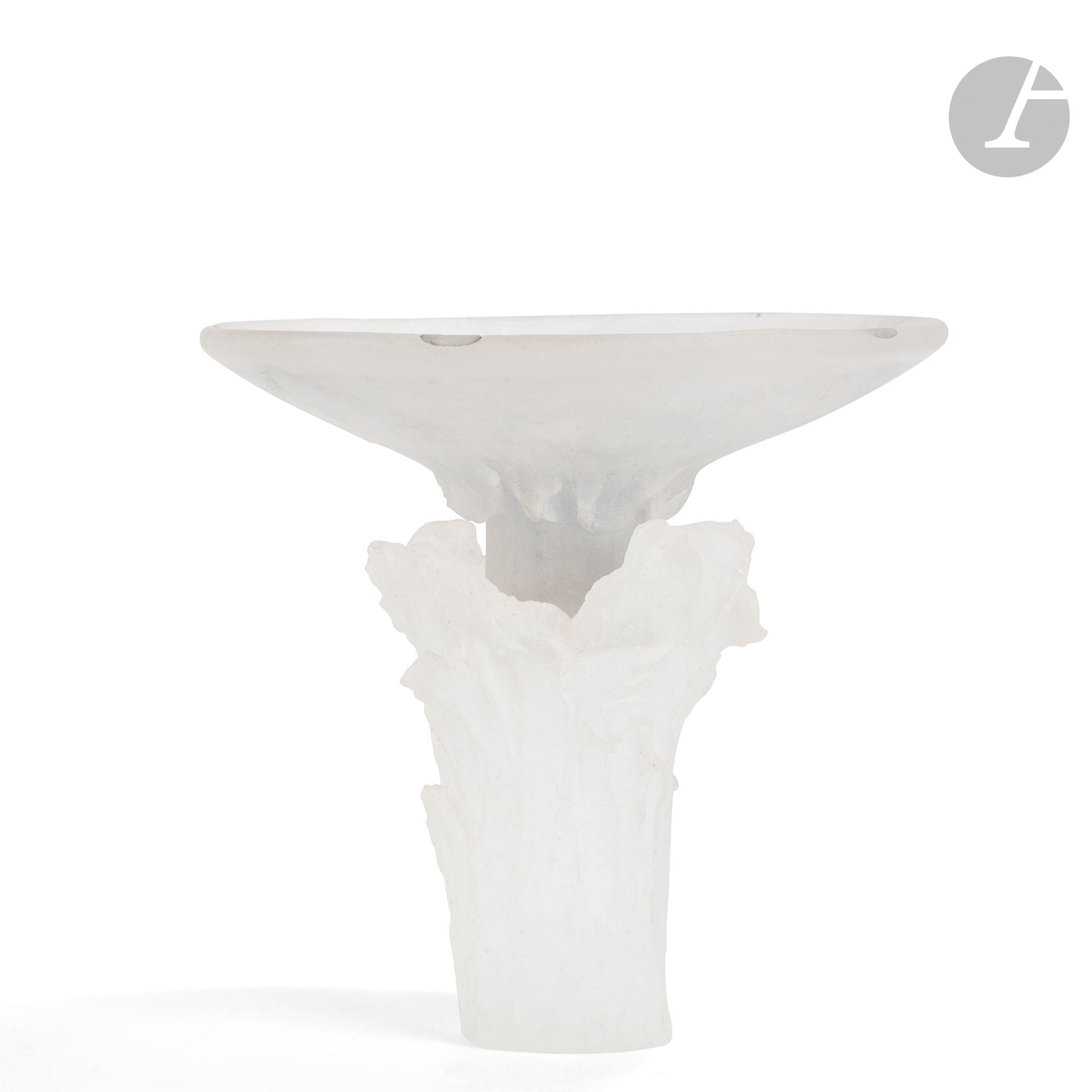 Georges STAHL (France, né en 1951)
Coupe en pâte de cristal, le pied à décor floral. Pièce réalisée en 1990. H. 24 cm - D. 25 cm
 
Un certificat de l’artiste daté de février 2023 sera remis à l’acheteur.