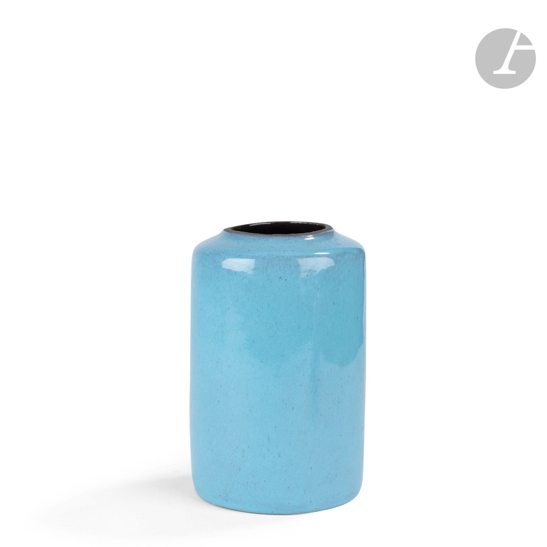 JEAN PAYEN (1928-2015)
Vase tubulaire ; le col ras et annulaire. Épreuve en céramique émaillée bleu. Signé du monogramme à l’ellipse au revers. H. 15 cm – D. 9 cm
