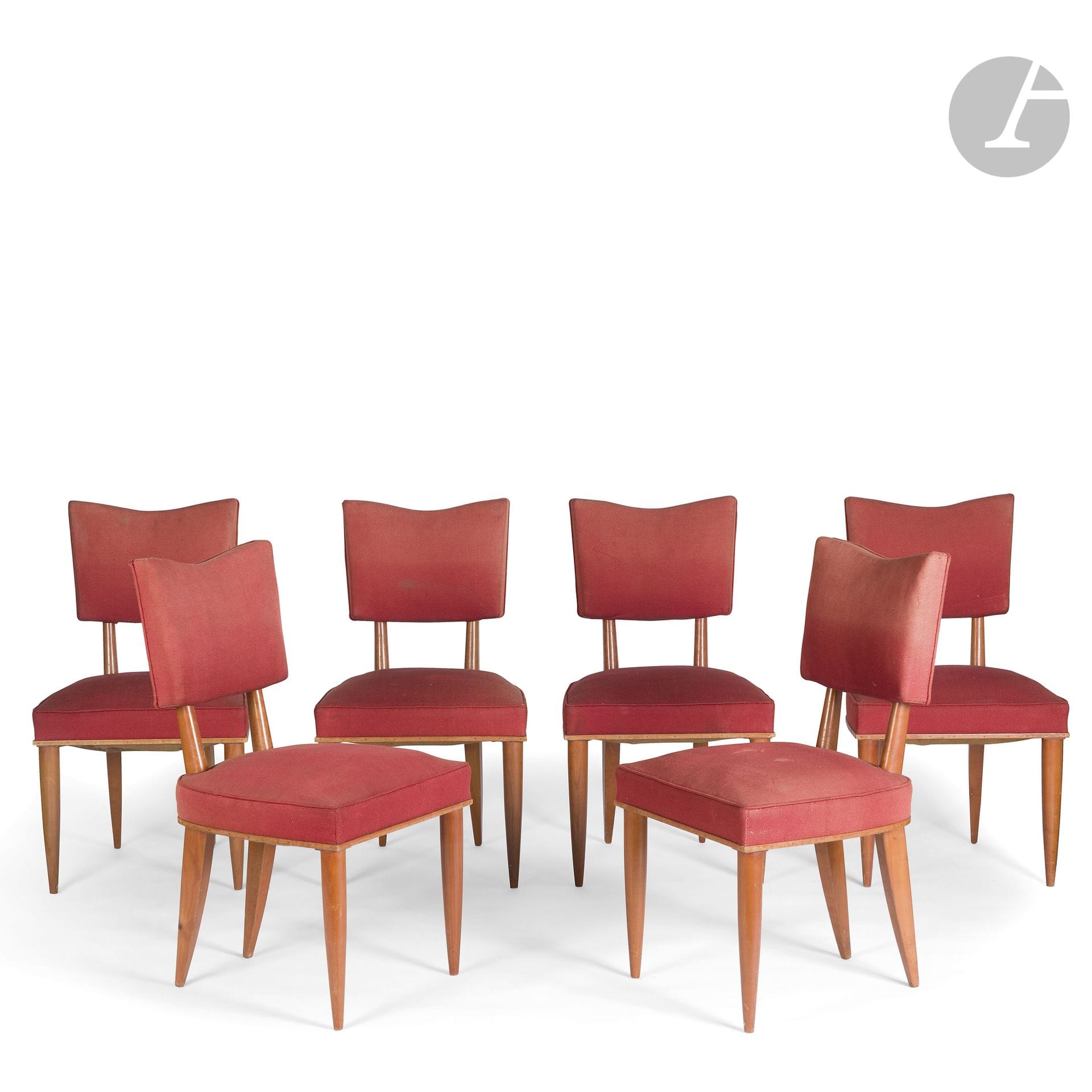 TRAVAIL DES ANNÉES 1950 DANS LE GOÛT DE JEAN ROYÈRE (1902-1981)
Suite de 6 chaises en frêne. Les pieds avant fuselés, les pieds arrière de type Sabre, les soutiens de dossier également fuselés. Les parties hautes de dossier en V très large. Les assises et les dossiers tapissés d’origine. État d’usage. H. 90 cm – L. 50 cm – P. 48 cm