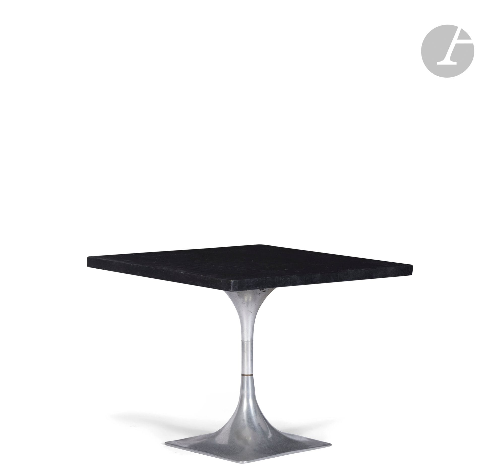 ROGER TALLON (1929-2011) DESIGNER & GALERIE LACLOCHE ÉDITEUR
Série module 400, conçue en [1964], éditée de 1966 à 1975
Table basse. Fonte d’aluminium, bois laqué noir.
Salissures et rayures. H. 45 cm – L. 55 cm – L. 55 cm 

Bibliographie :
Roger Tallon – Éditions Jousse Entreprise, Paris, 2012. Des éléments de la série Module 400 reproduits pages 10 et 60 à 68.