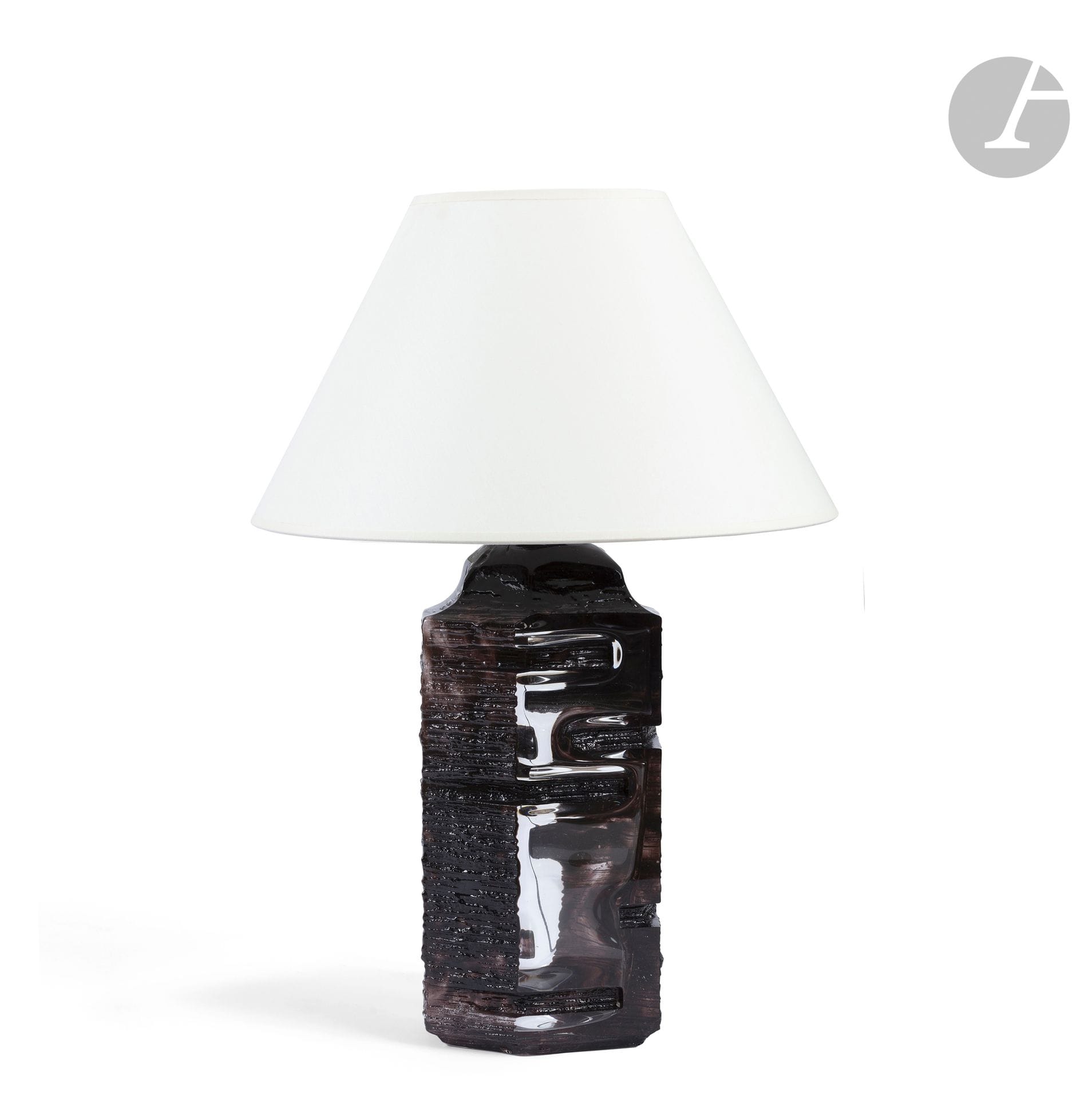 DAUM FRANCE
Argos, la série créée en [1969]
Pied de lampe d’inspiration cubiste. Épreuve en cristal moulé polychromé prune, en partie, sur l’extérieur. Signé DAUM France vers la base. H. sans douille : 31 cm