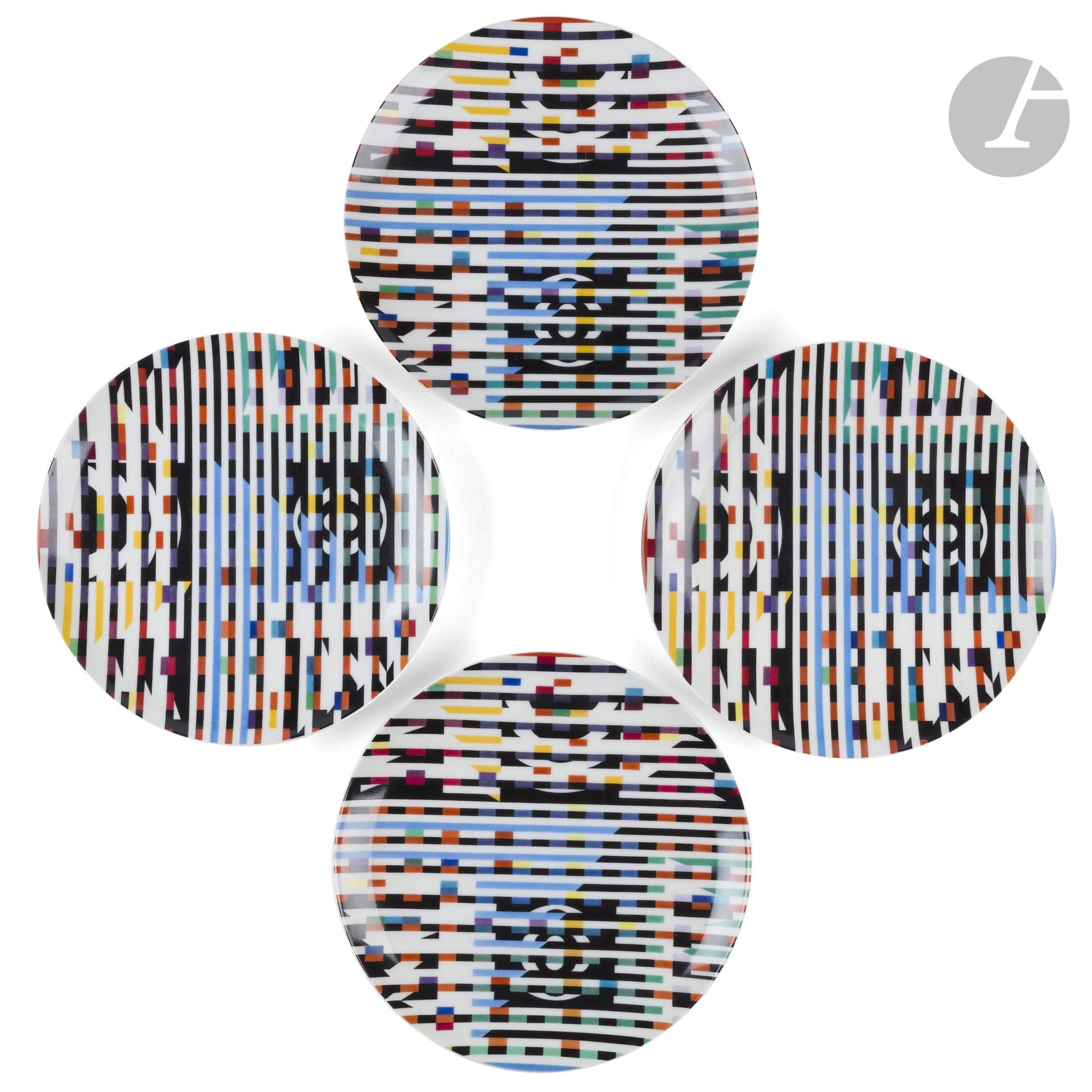 YAACOF AGAM (NÉ EN 1928) (D’APRÈS UN DÉCOR CONÇU PAR) & MANUFACTURE NATIONALE DE SÈVRES
Service Diane
Suite de 4 assiettes. Épreuves en porcelaine ; le décor traité polychrome sur chaque assiette. Chaque assiette marquée du cachet-date de la manufacture (1967) et du tampon circulaire Décoré à SÈVRES, chacune numérotée 11-71 au revers. D. 22,5 cm
