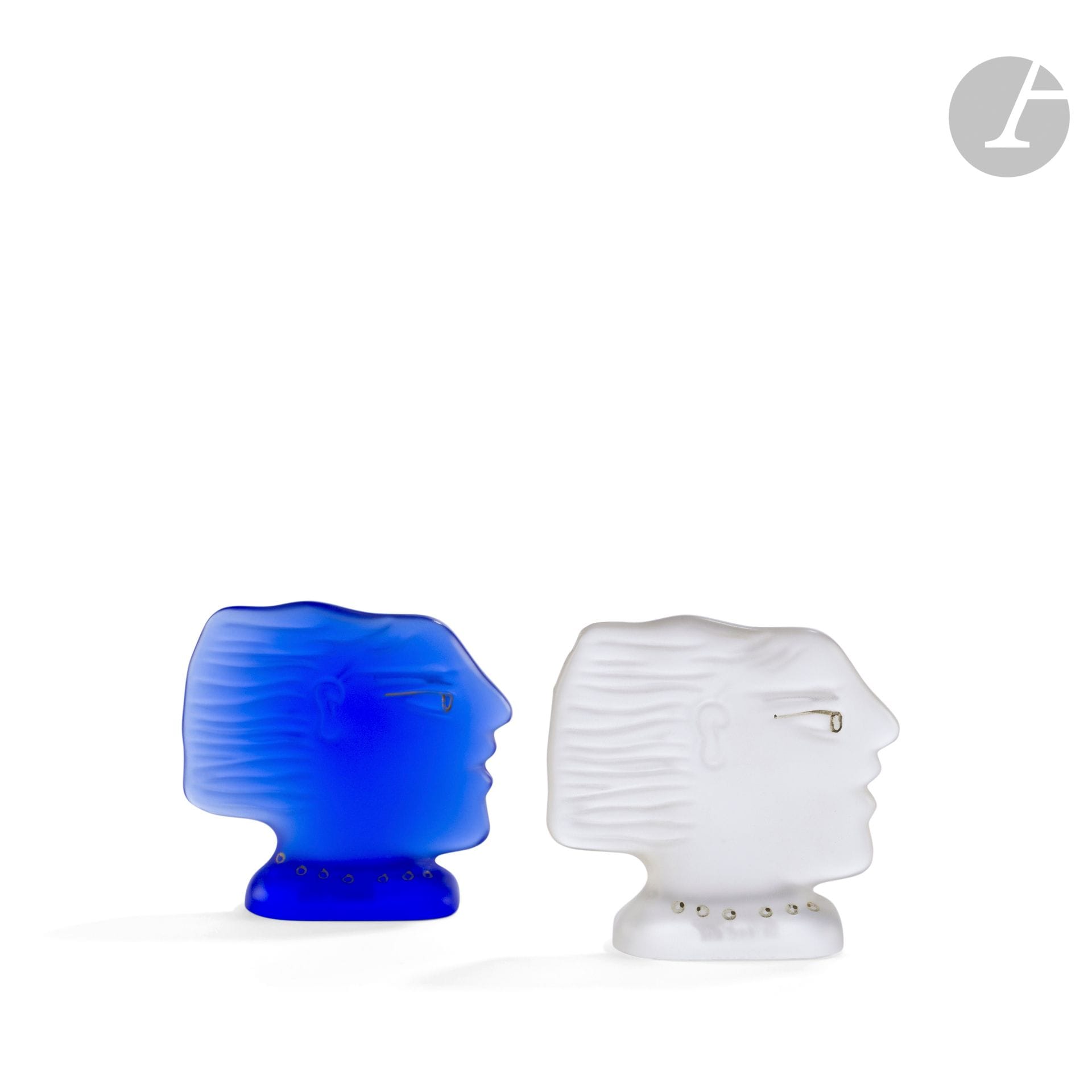 ALEKOS FASSIANOS (1935-2022) SCULPTEUR & DAUM VERRIER D’ART
Kallisti
Deux sculptures formant presse-papiers. Épreuves en pâte de cristal ; l’une bleue, l’autre dépolie. Chacune signée FASSIANOS et marquée DAUM France sous la base. H. 9,3 cm – L. 10 cm