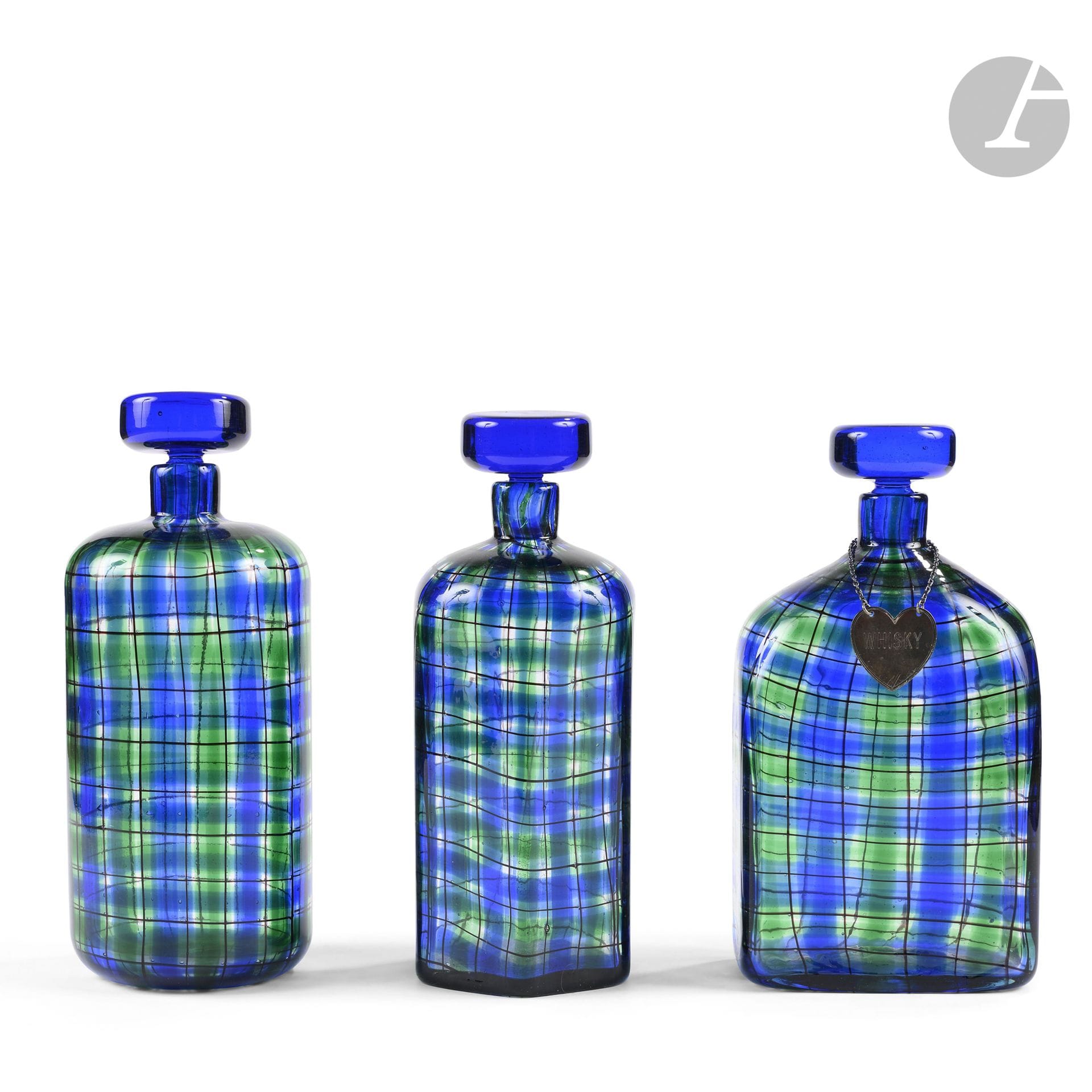 BAROVIER & TOSO VERRERIE D’ART POUR CHRISTIAN DIOR
Tartan
Suite de 3 flacons ; un méplat, un facetté, un cylindrique ; les bouchons circulaires. Épreuve en verre au décor polychrome. Chacun marqué Christian DIOR, à la pointe sous la base. H. 24 cm & H. 25,5 cm & H. 25,5 cm