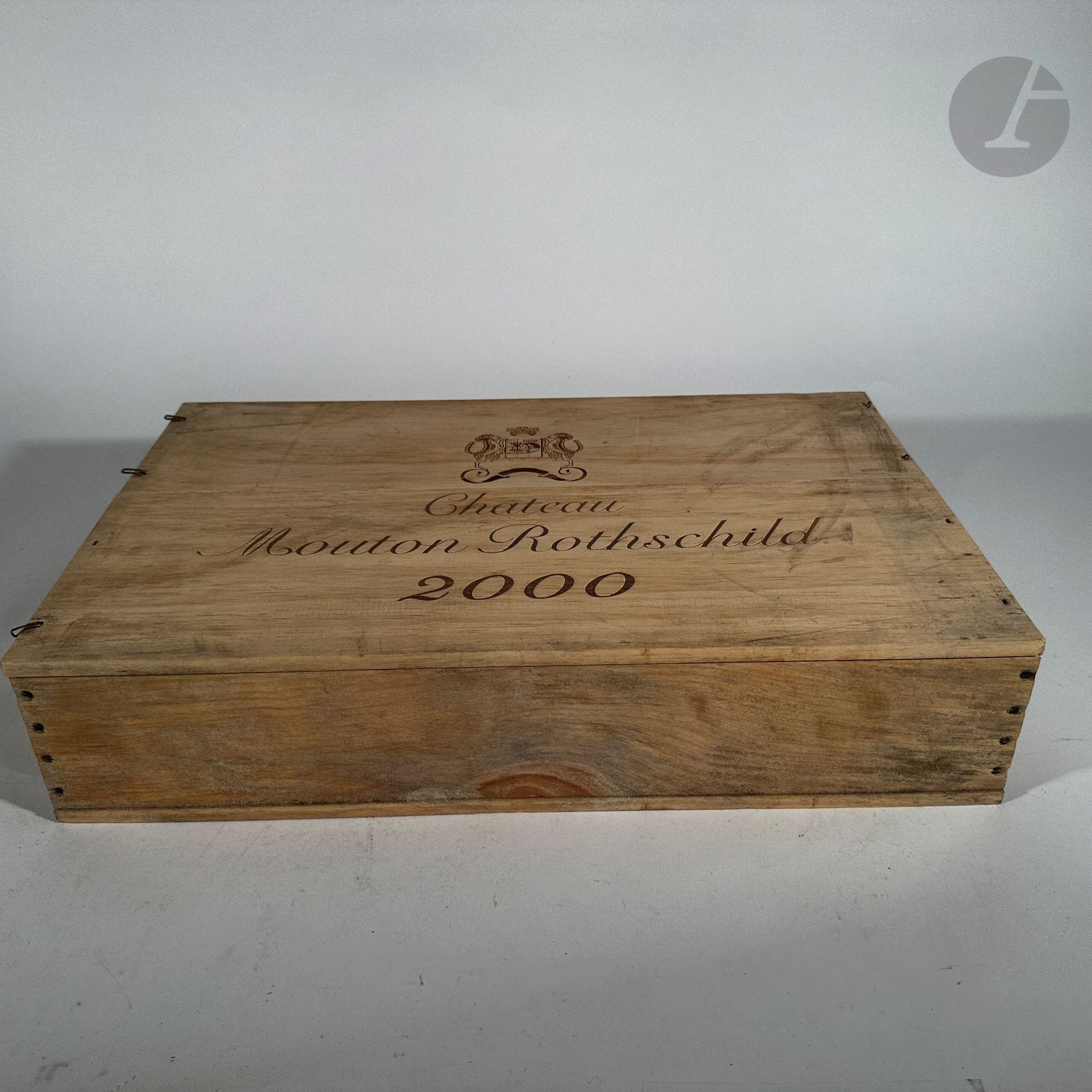 6 B CHÂTEAU MOUTON ROTHSCHILD (Caisse Bois d'origine sale), GCC1 Pauillac, 2000