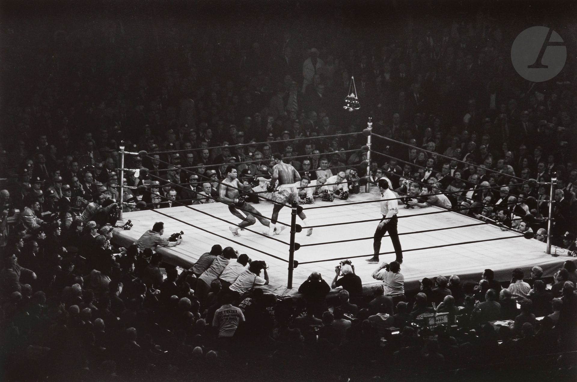 Elliott Erwitt (1928)
New York, 1971.
Muhammad Ali versus Joe Frazier. The Fight of the Century, Madison Square Garden, March 8, 1971.
Silver print (c. 1990), signed in ink in the lower right margin. Photographer's signature in pencil on verso. Robert Koch Gallery label on verso of mat and frame.
Image: 31.8 x 47.3 cm / Sheet: 40.5 x 50.3 cm - frame