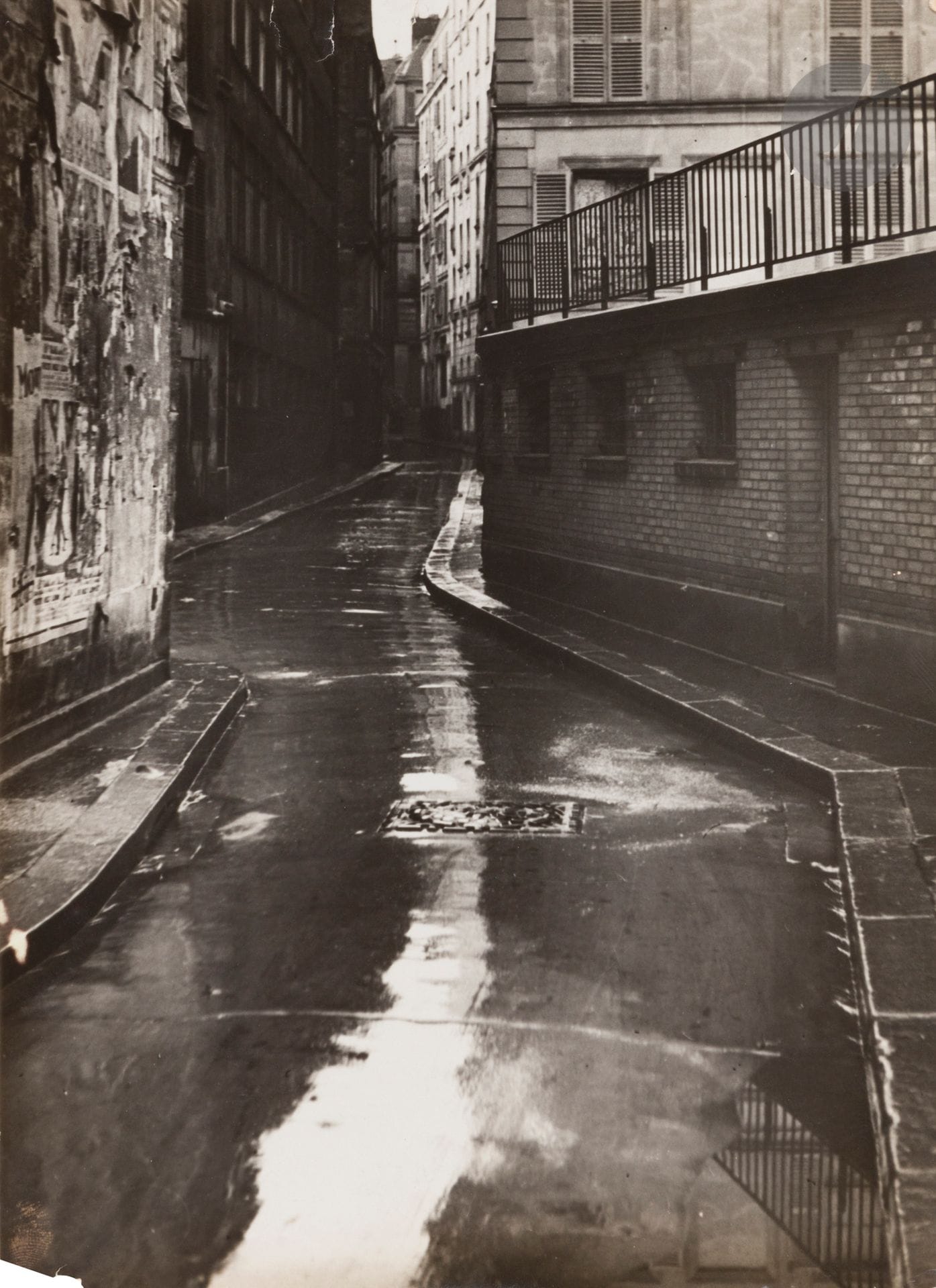 André Kertész (1894-1985)
Rue des Ursins. Paris, c. 1930.
Silver print, signed in pencil with cropping indications on verso.
23.8 x 17.8 cm

Bibliography
Paris-Magazine, n°6, February 1932.

This image was used by Georges Hugnet for a photomontage.