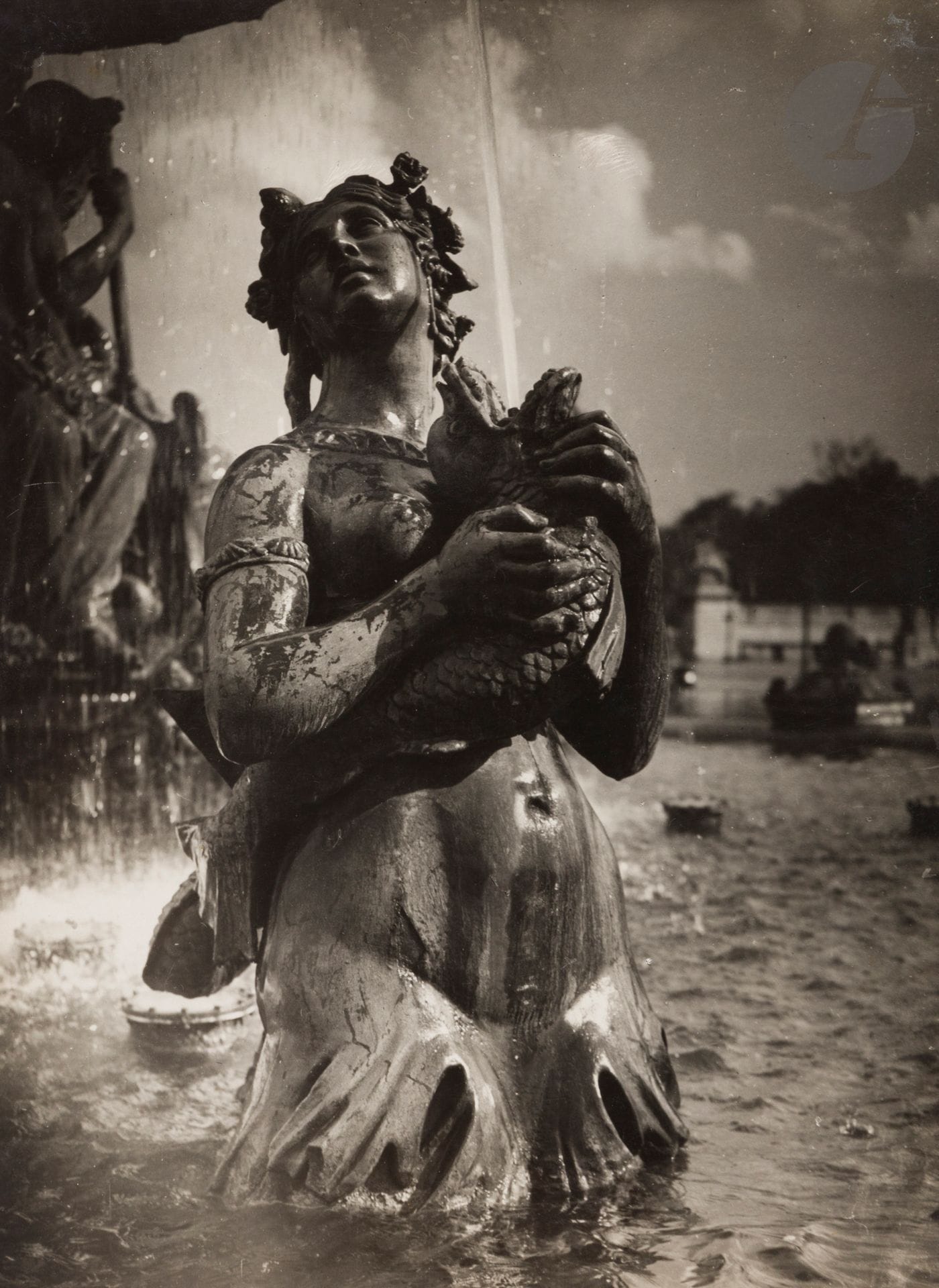 Brassaï (Gyula Halász, dit) (1899-1984
Fontaine des Mers. Place de la Concorde, Paris, 1933. 
Épreuve argentique d’époque. Tampon « Photo Brassai - copyright by - Gyula Halasz - 74, rue de la Glacière » et annotations manuscrites au verso.
24 x 17,5 cm