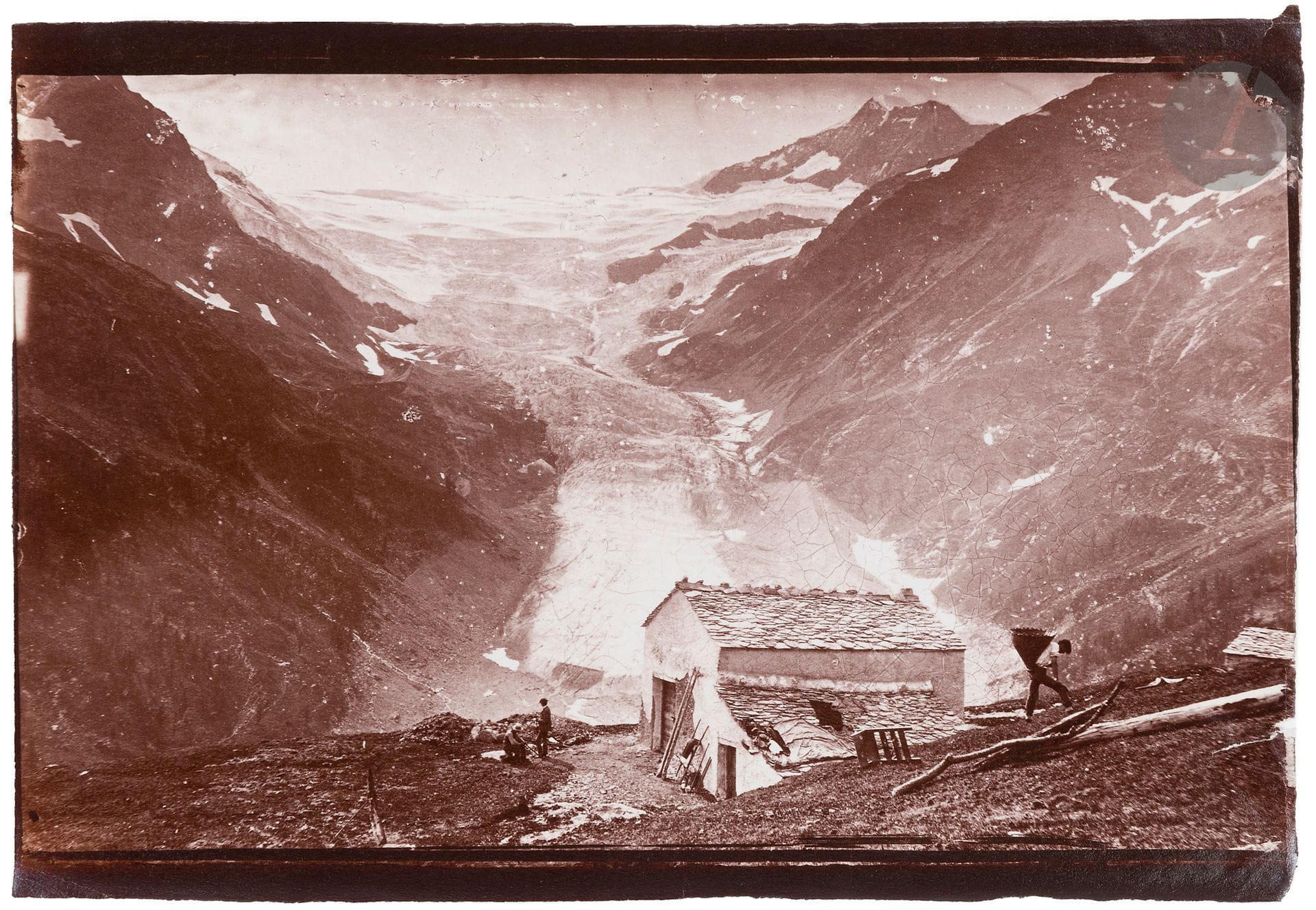 Maison Adolphe Braun
Alpes françaises et suisses, c. 1866-1890.
Le Wellhorn et glacier du Rosenlaui. Vallée de Grindelwald depuis la Schynige Platte. Glacier du Morteratsch. Passage de la Wengernalp, depuis la petite Scheideck. Passage de la Gemmi. Le sommet de l’Esel. Rigi Kanzli. Passage de la Furka. Lac des Quatre-Cantons. Hôtel Rigi-Staffel. Mont Pilate. Eiger, Mönch et Jungfrau depuis le chemin de Mürren. Panorama depuis le Lauberhorn, Wetterhorn et Eiger. Passage de la Gemmi, vue sur Louèche-les-Bains. Glacier du Rhône, Furkahorn. Hôtel des Rochers de Naye et les alpes bernoises. La Jungfrau, vue prise de la Wengernalp.
30 épreuves sur papier albuminé. Numéros d’inventaire dans les négatifs et aux versos.
Format moyen : 12 x 18 cm