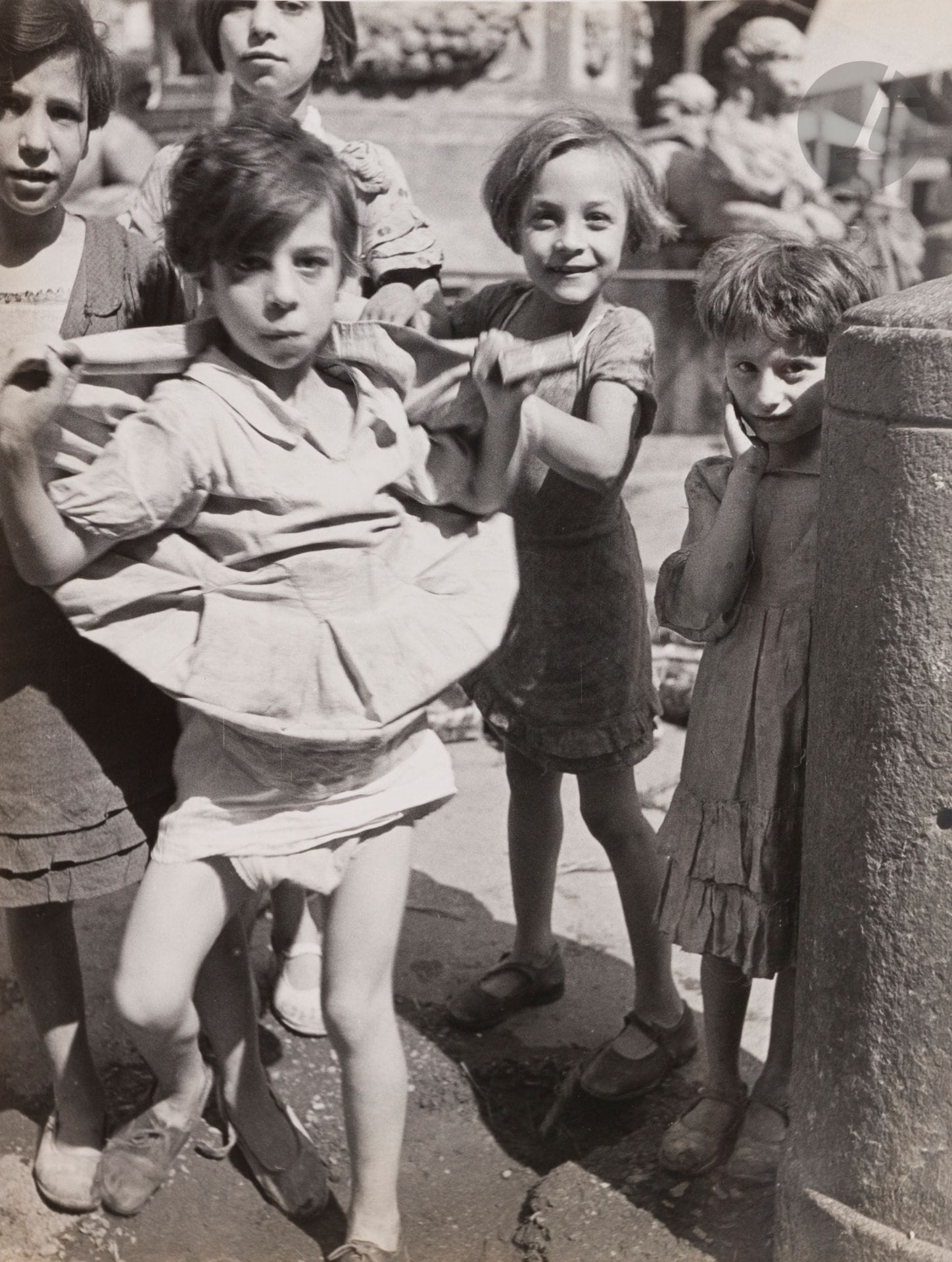 Jean Moral (1906-1999)
Enfants. Naples, 1934.
Deux (2) épreuves argentiques d’époque sur papier Agfa Brovira. Tampon «  Jean Moral - Paris  », signature au crayon rouge (1), légende (1) et numéros de négatifs aux versos. 
29,3 x 23,3 cm

Provenance :
Brigitte Moral, fille de Jean Moral.